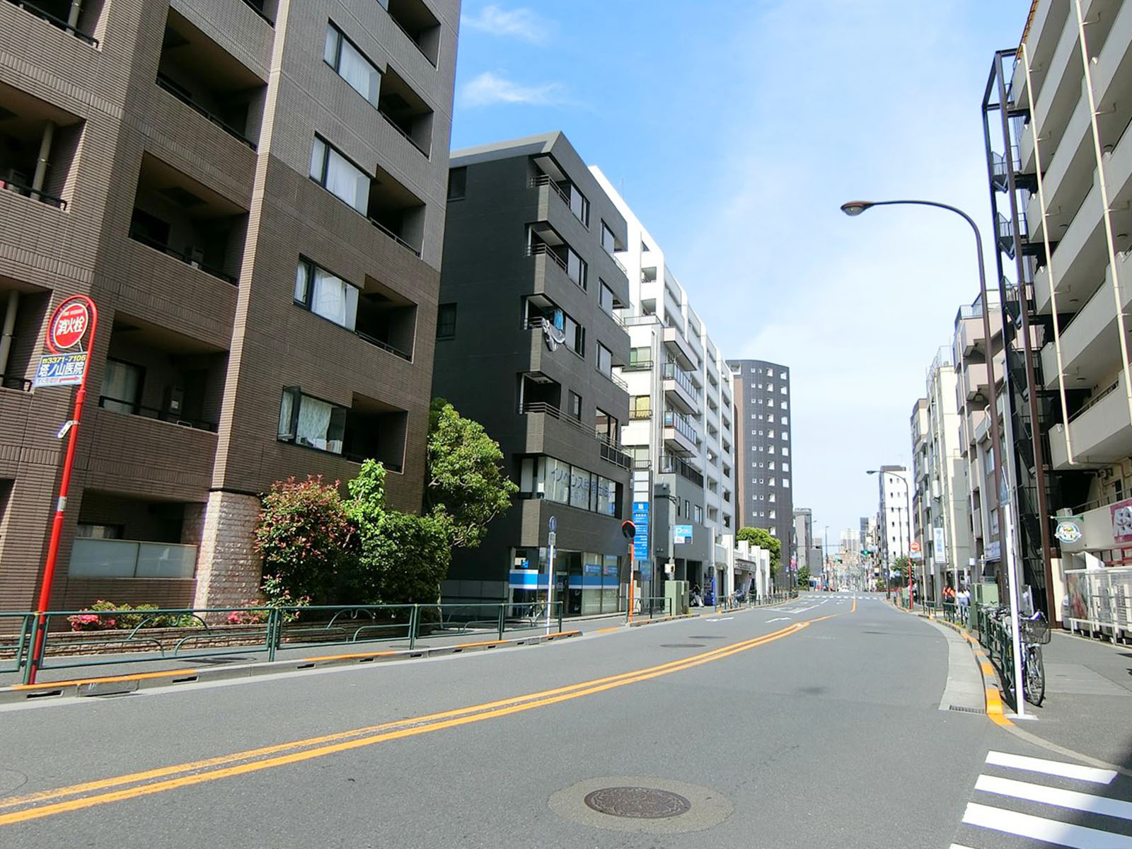 フジビル1前面の大久保通り