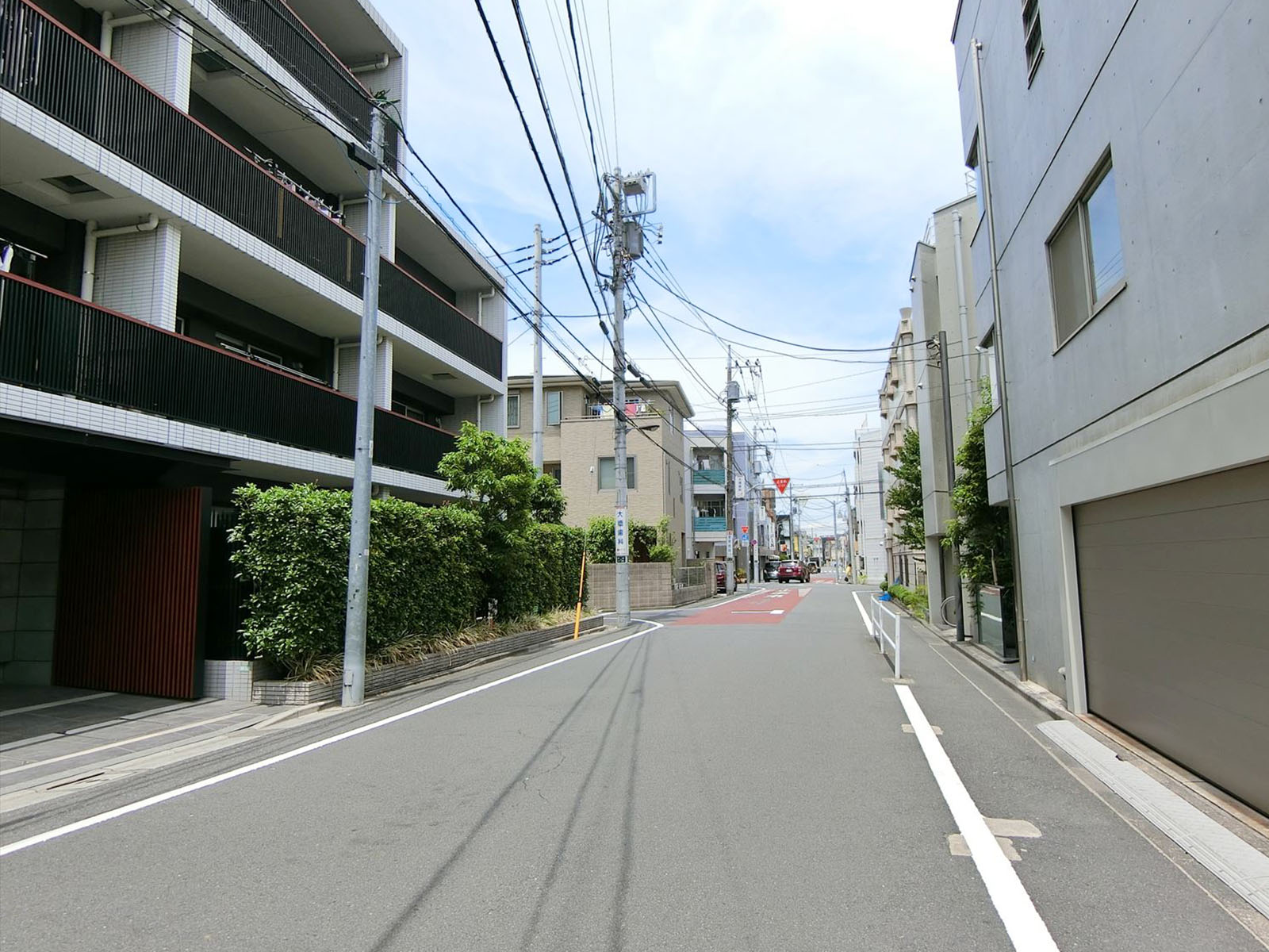 周辺は住宅街