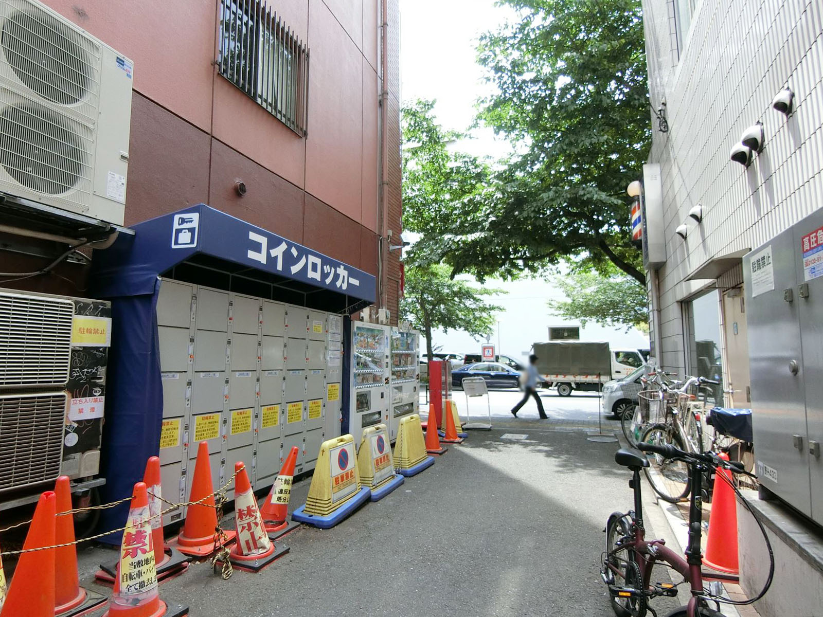 中野北口ビル前面の通り
