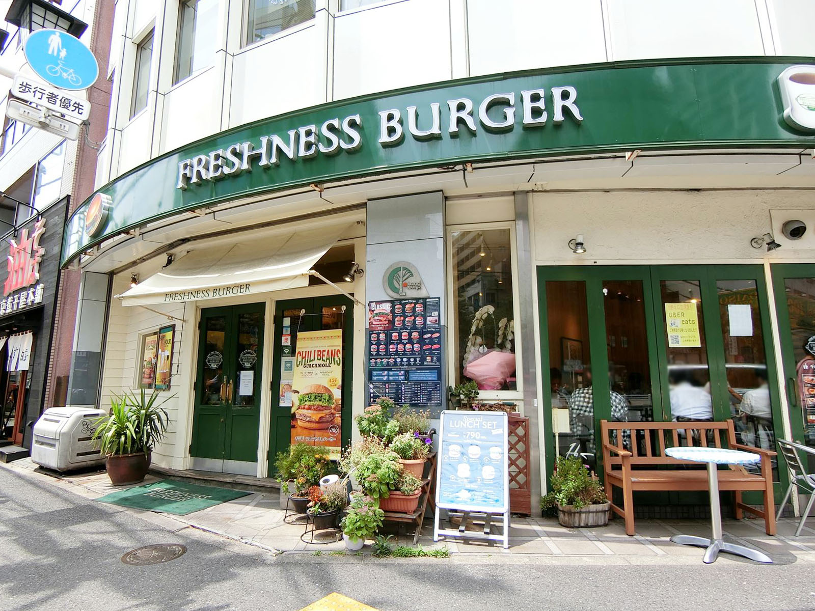 徒歩2分のフレッシュネスバーガー
