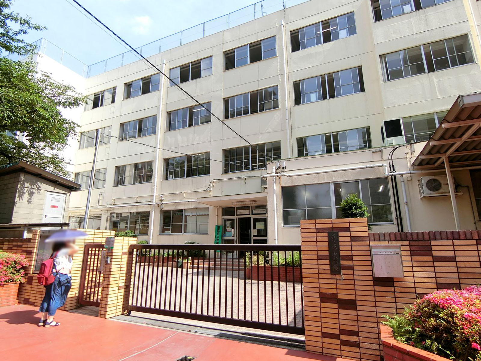 裏手の中野区立塔山小学校