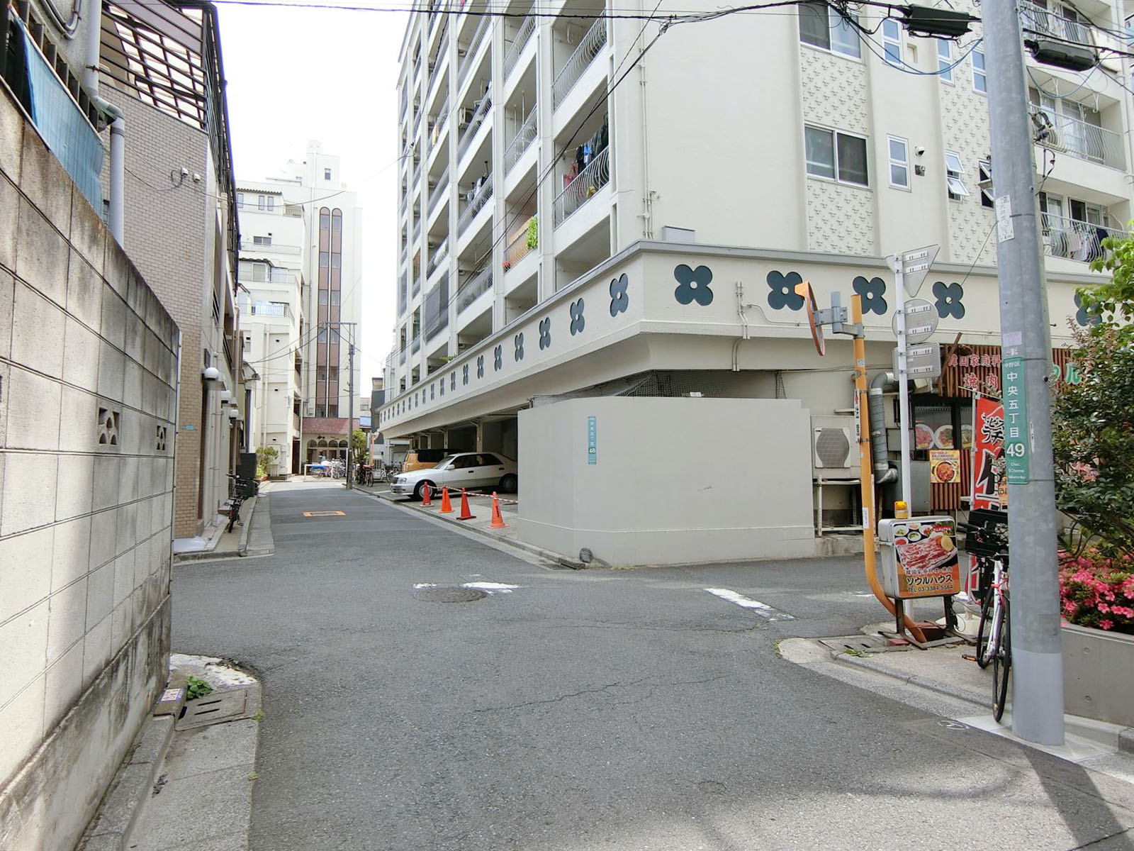 上野第二ビル前面通り