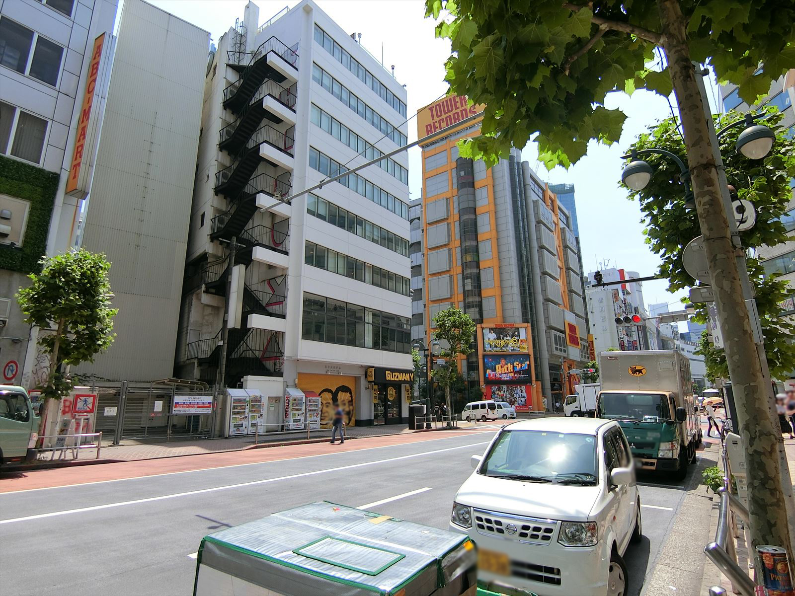 和光ビル前面のファイヤー通り