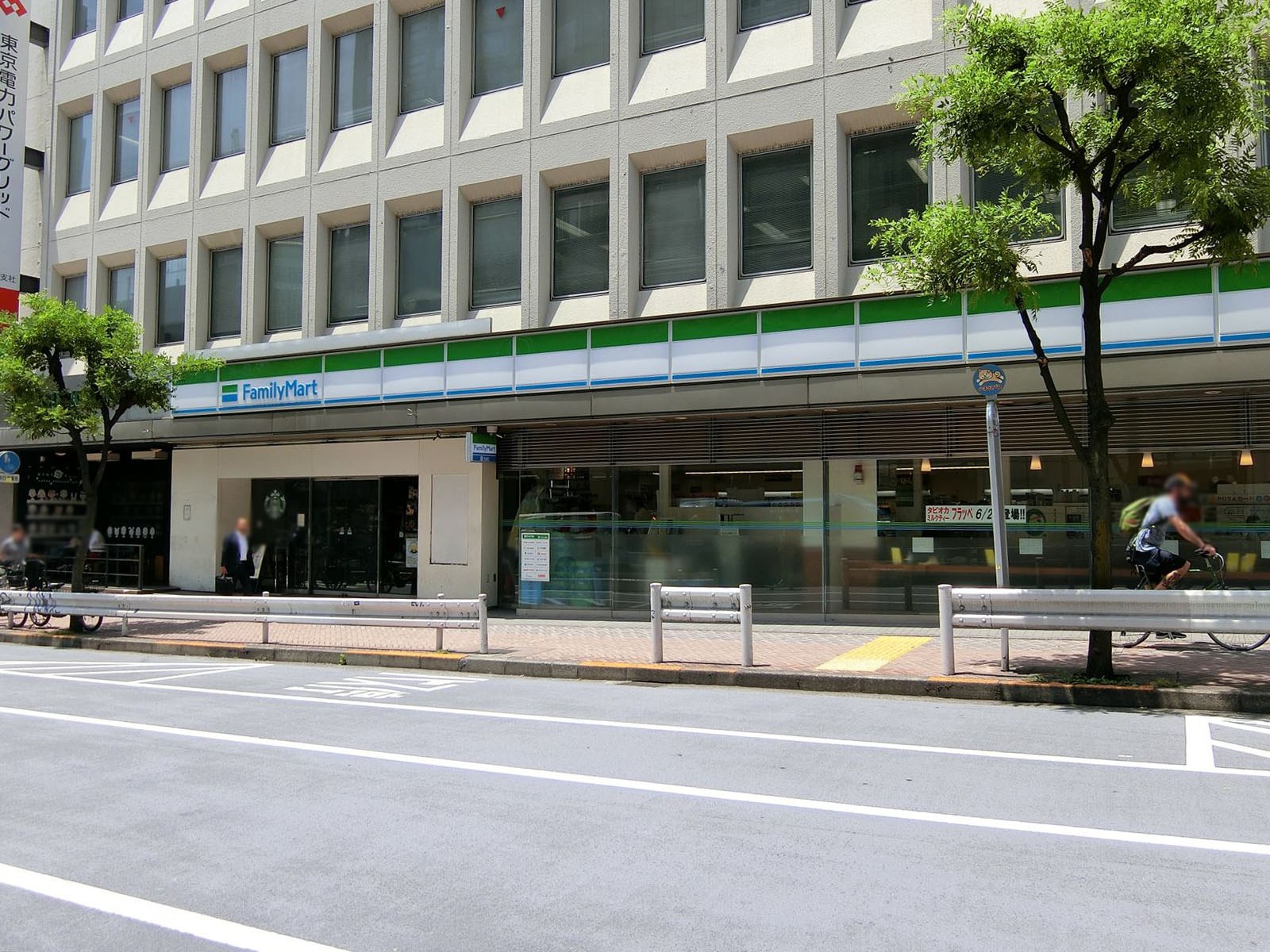 徒歩1分のファミリーマート