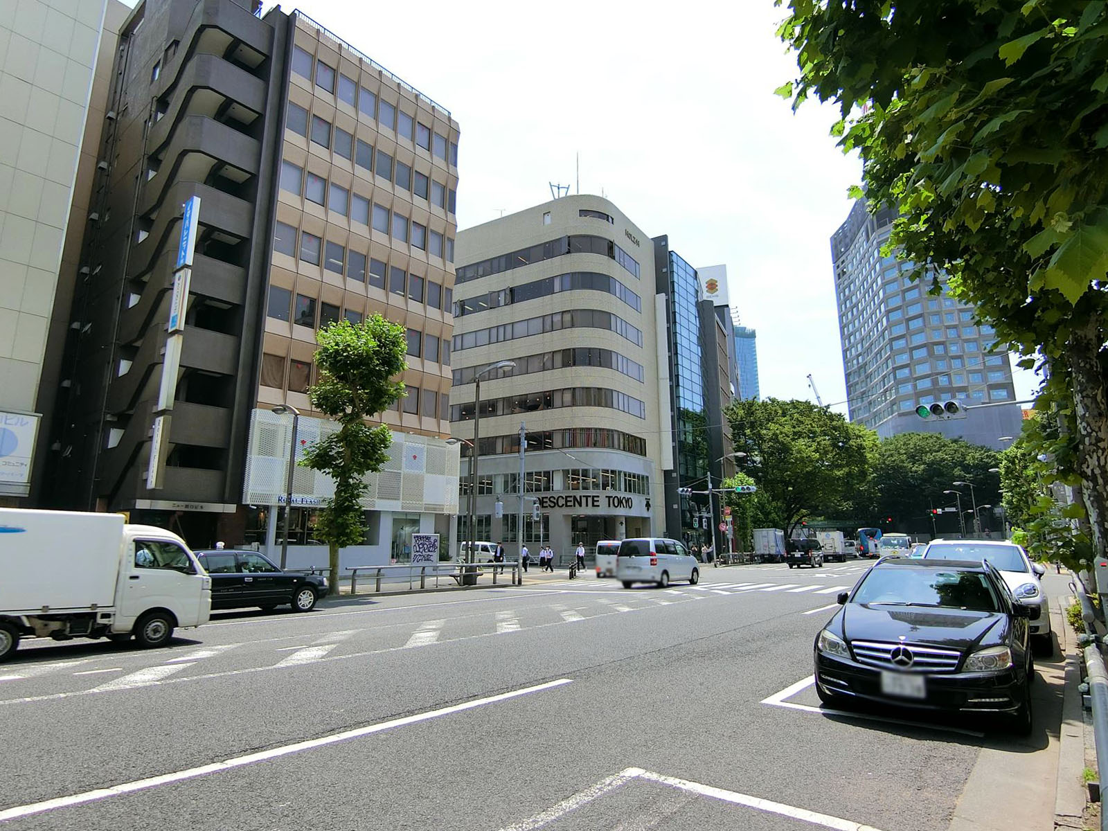 神宮前623前面の明治通り