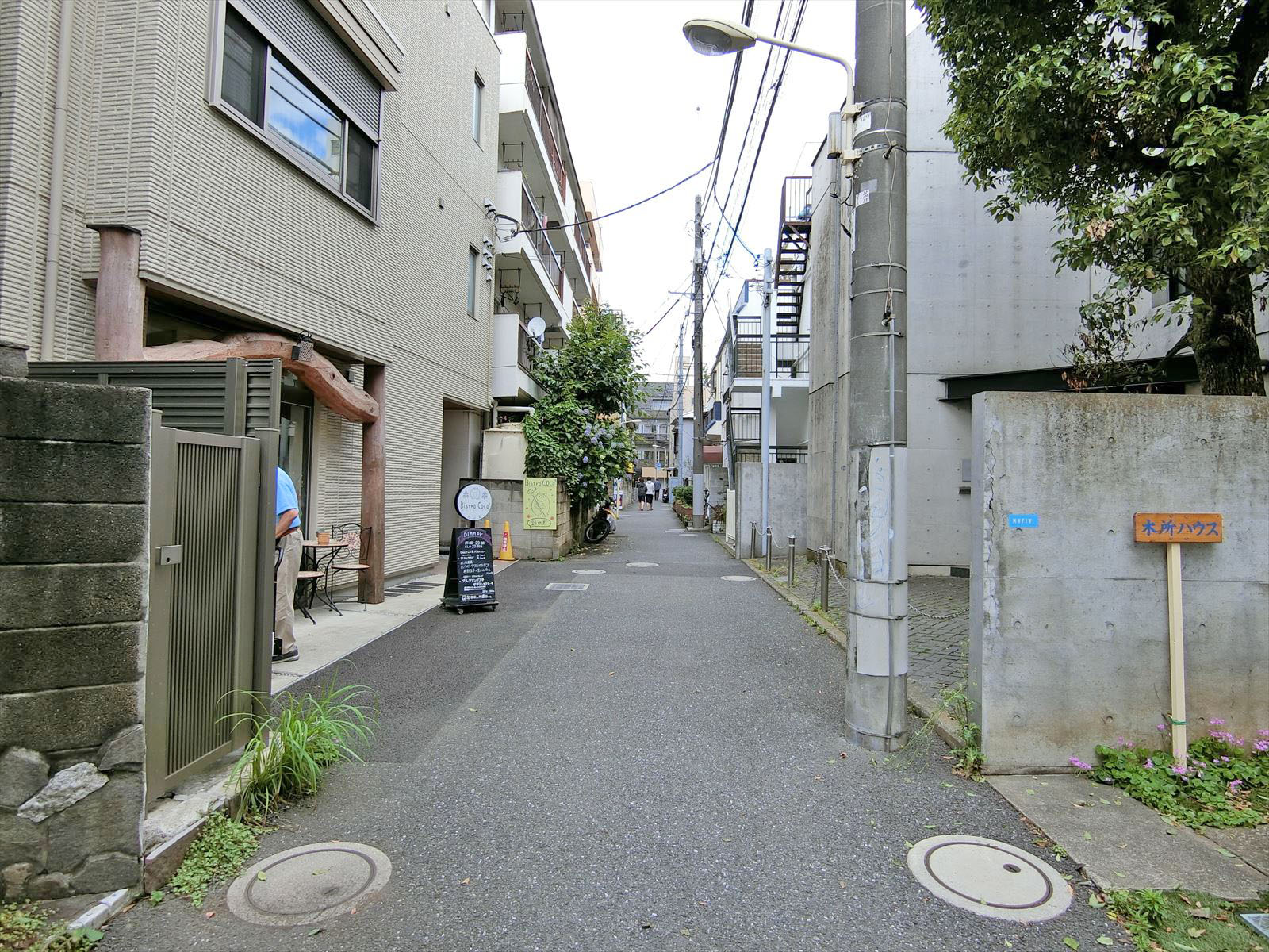エム・トレーディングビル前面の通り