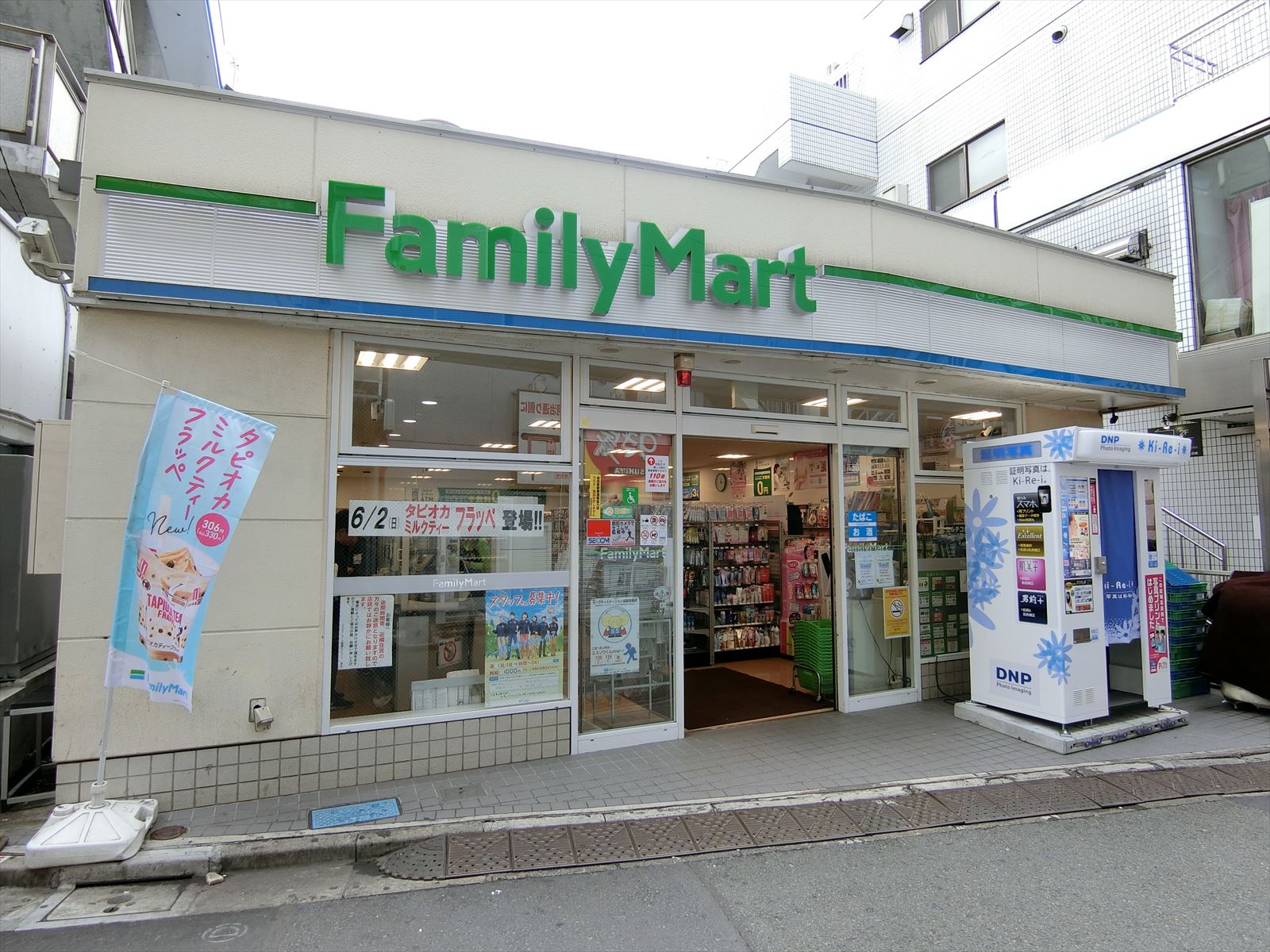 徒歩1分のファミリーマート原宿ストリート店