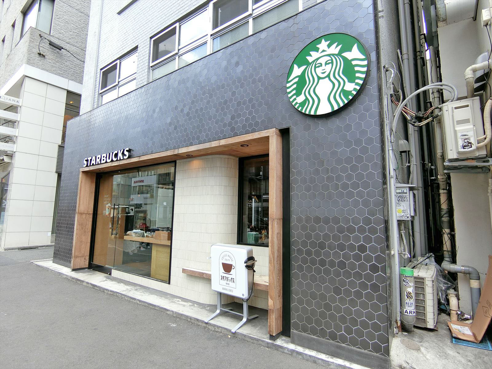 向かいの通りのスターバックスコーヒー原宿店