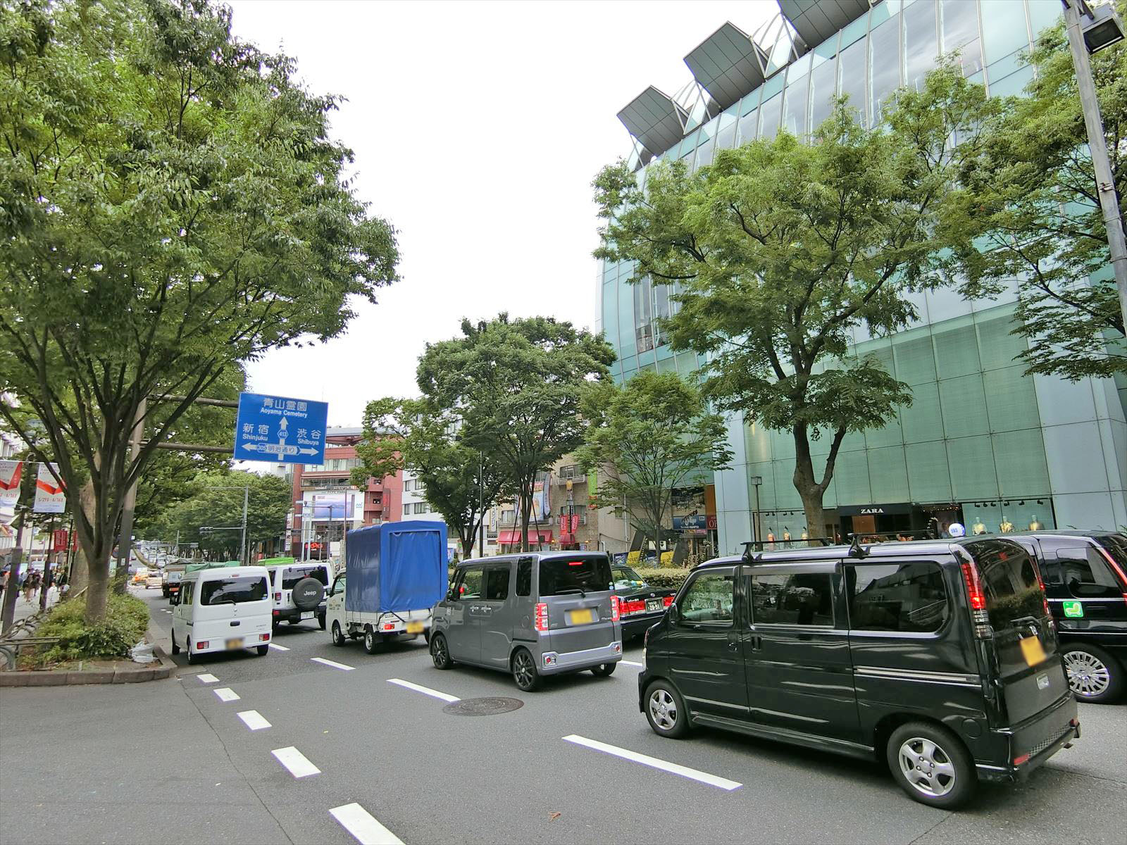 表参道沿いに立地