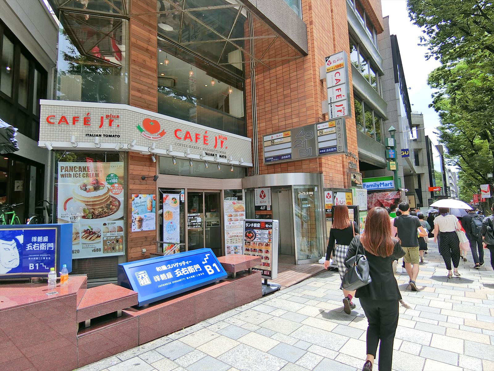 付近には飲食店が豊富