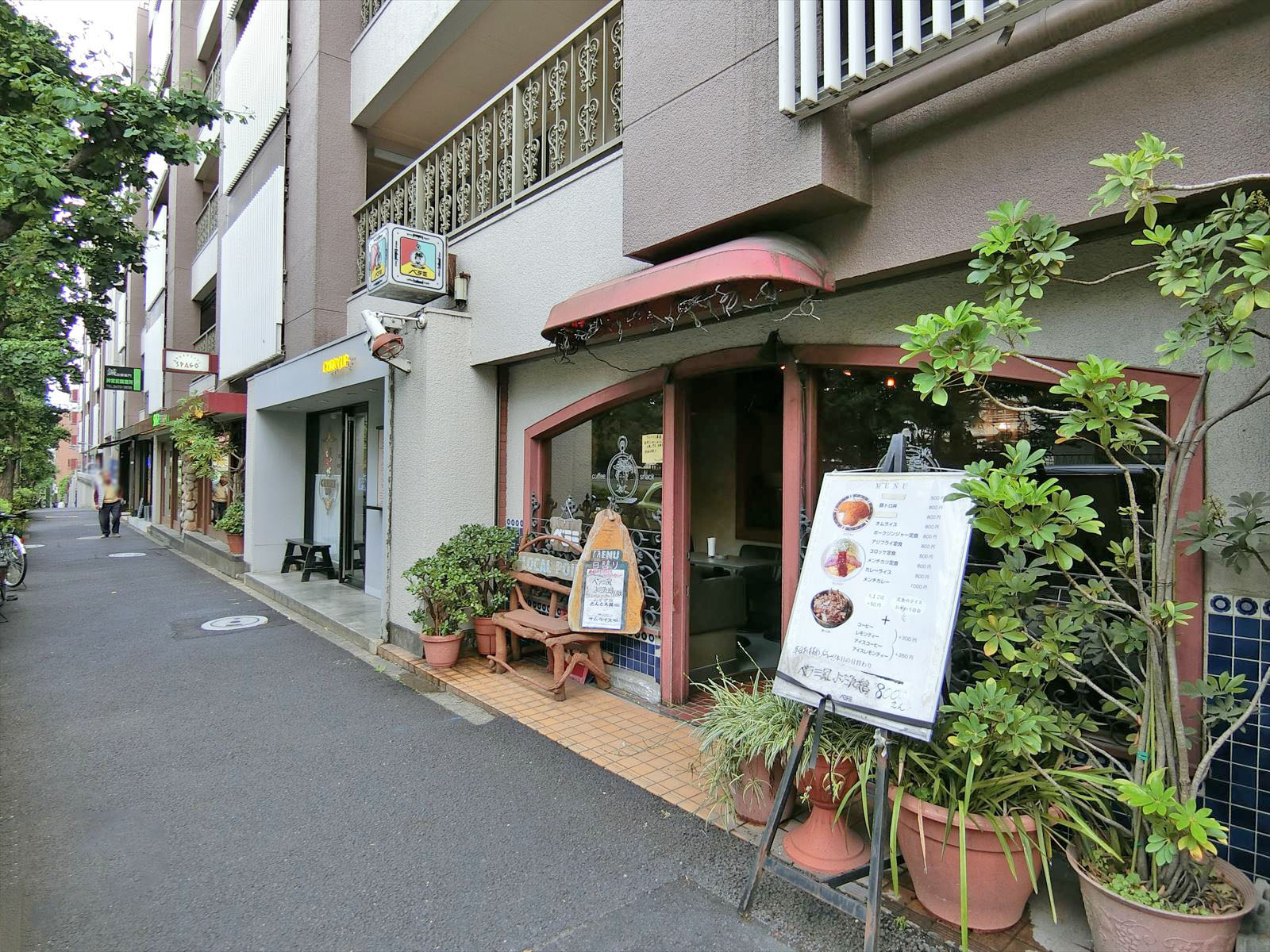 付近には飲食店が豊富