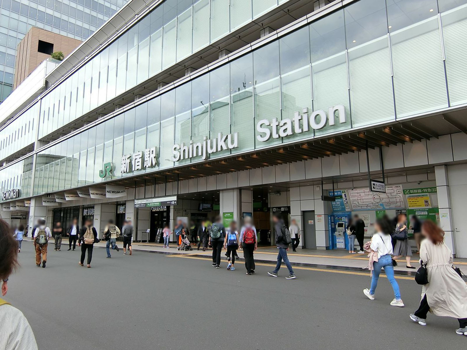 最寄りの「新宿駅」