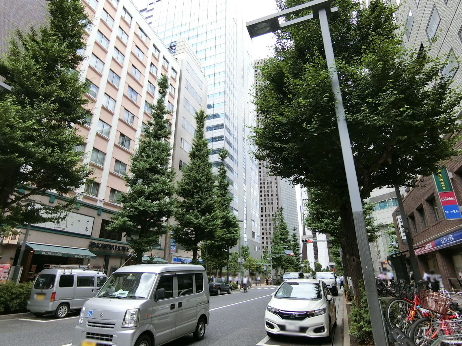 西新宿昭和ビル前面の通り
