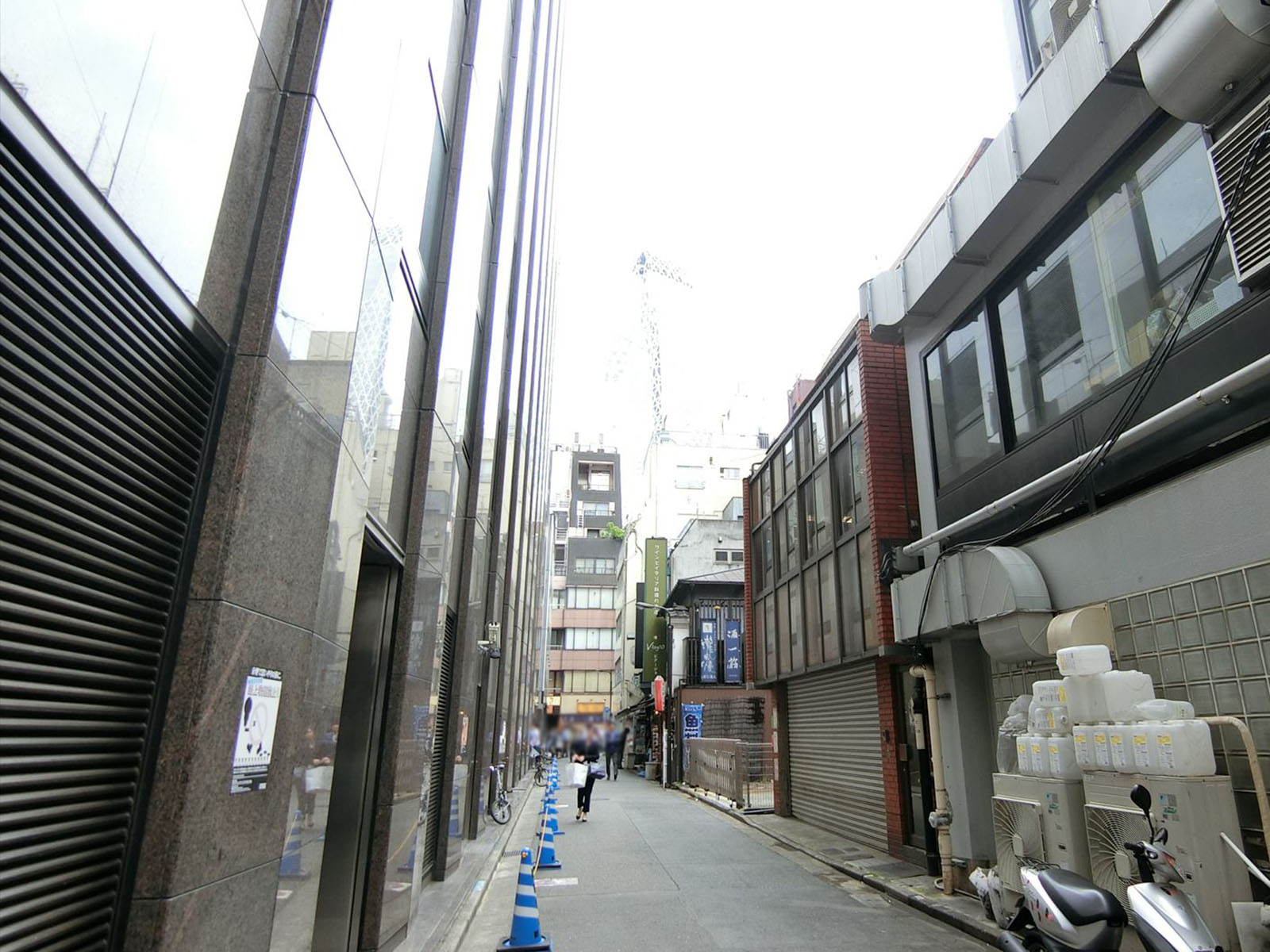西新宿Ayaビル前面の通り