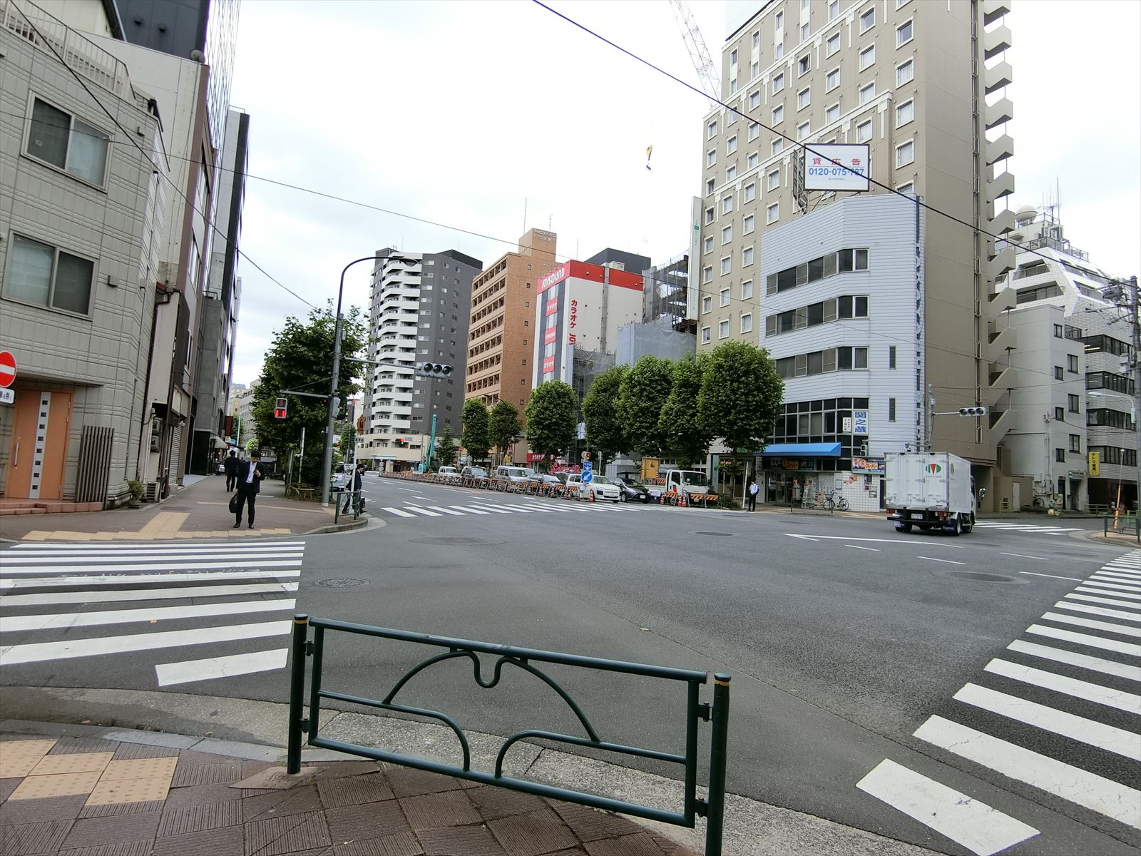 東邦ビル前面の鍛冶橋通り