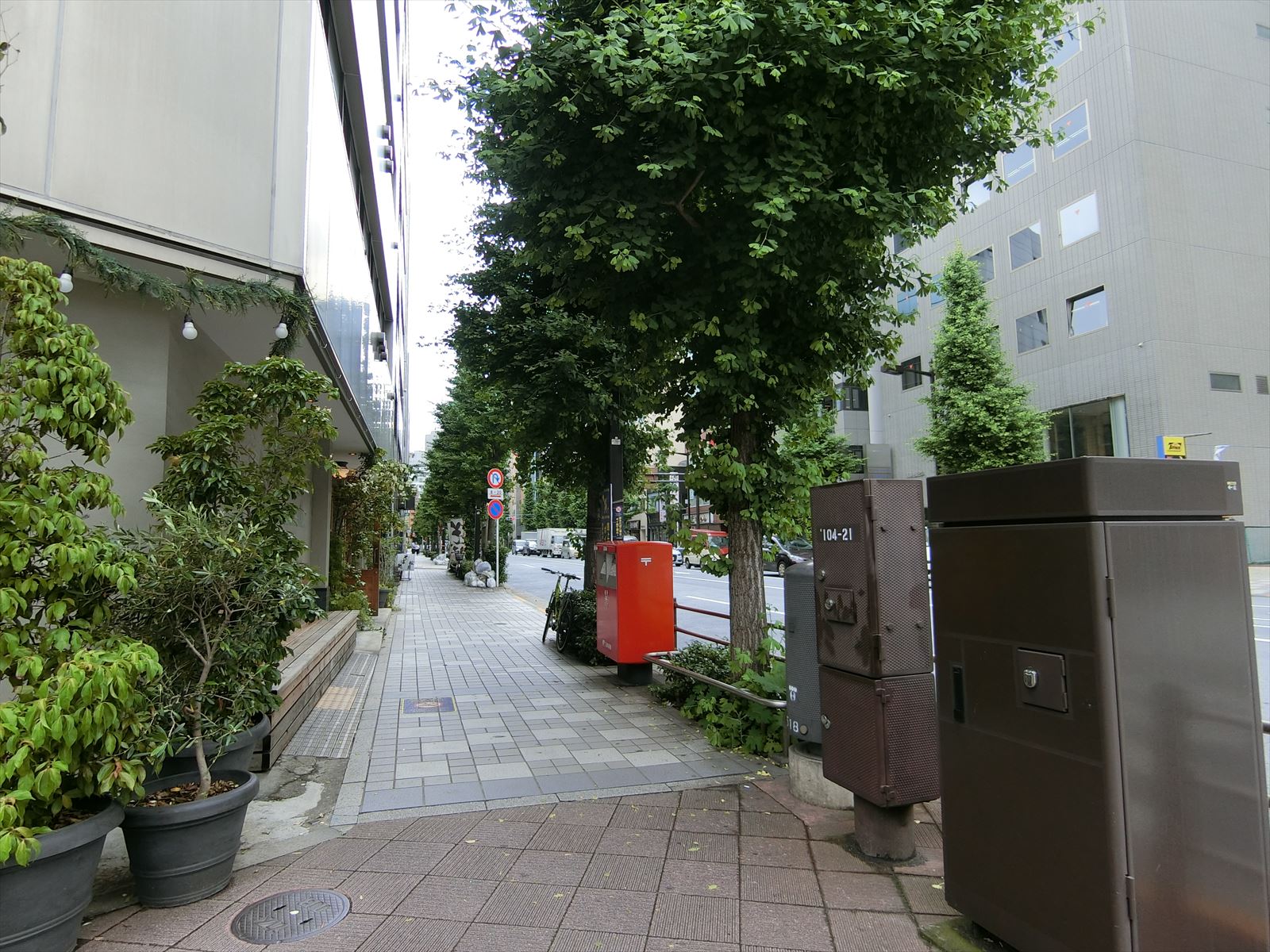 石橋ビル前面の歩道
