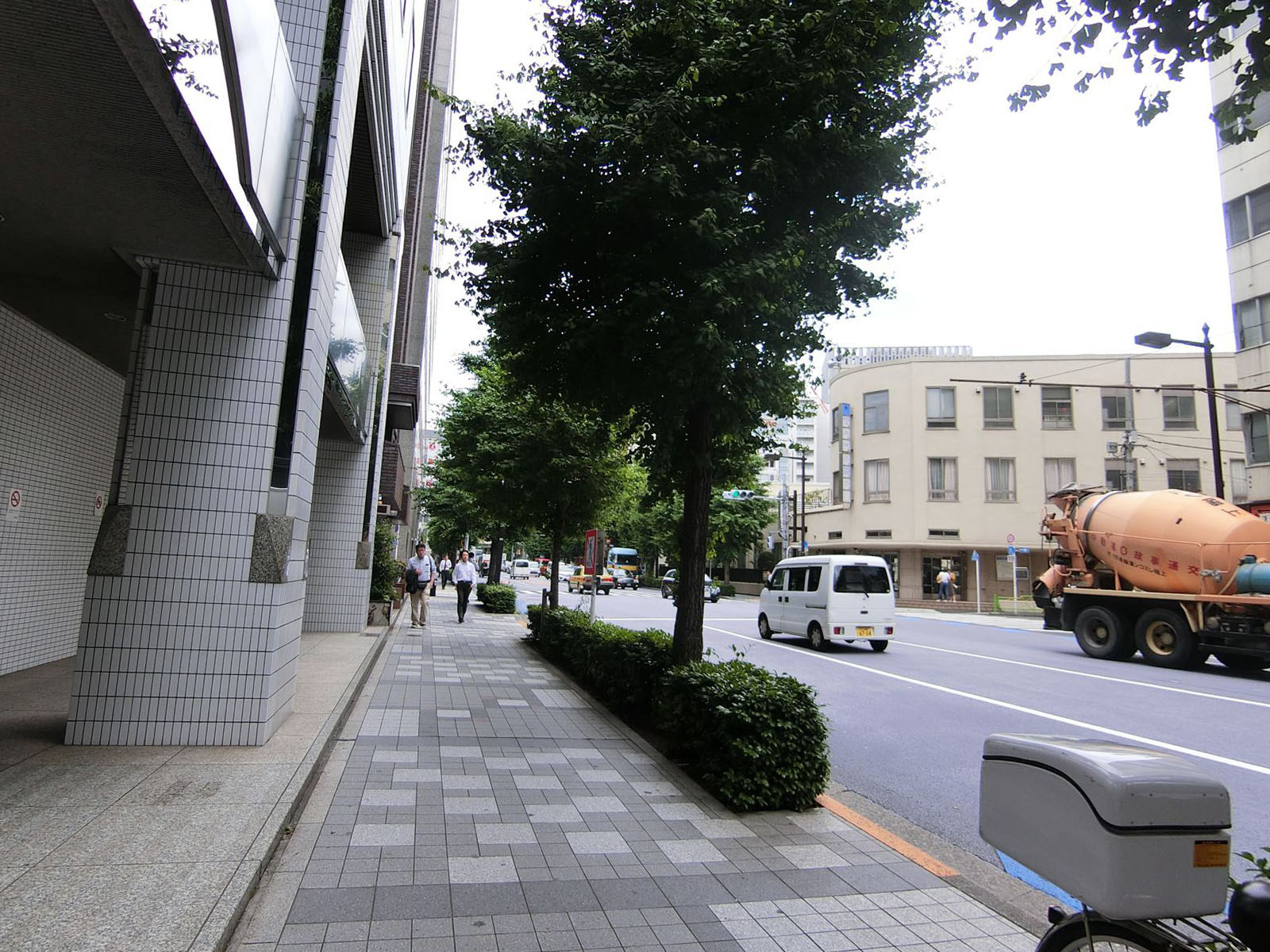 いちご桜橋ビル前面の鍛冶橋通り