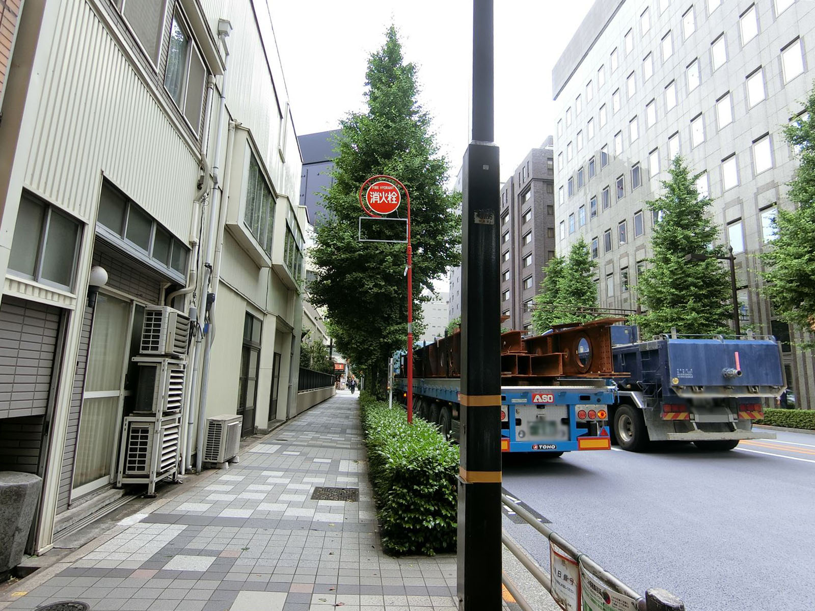 美和ビル前面の鍛冶橋通り