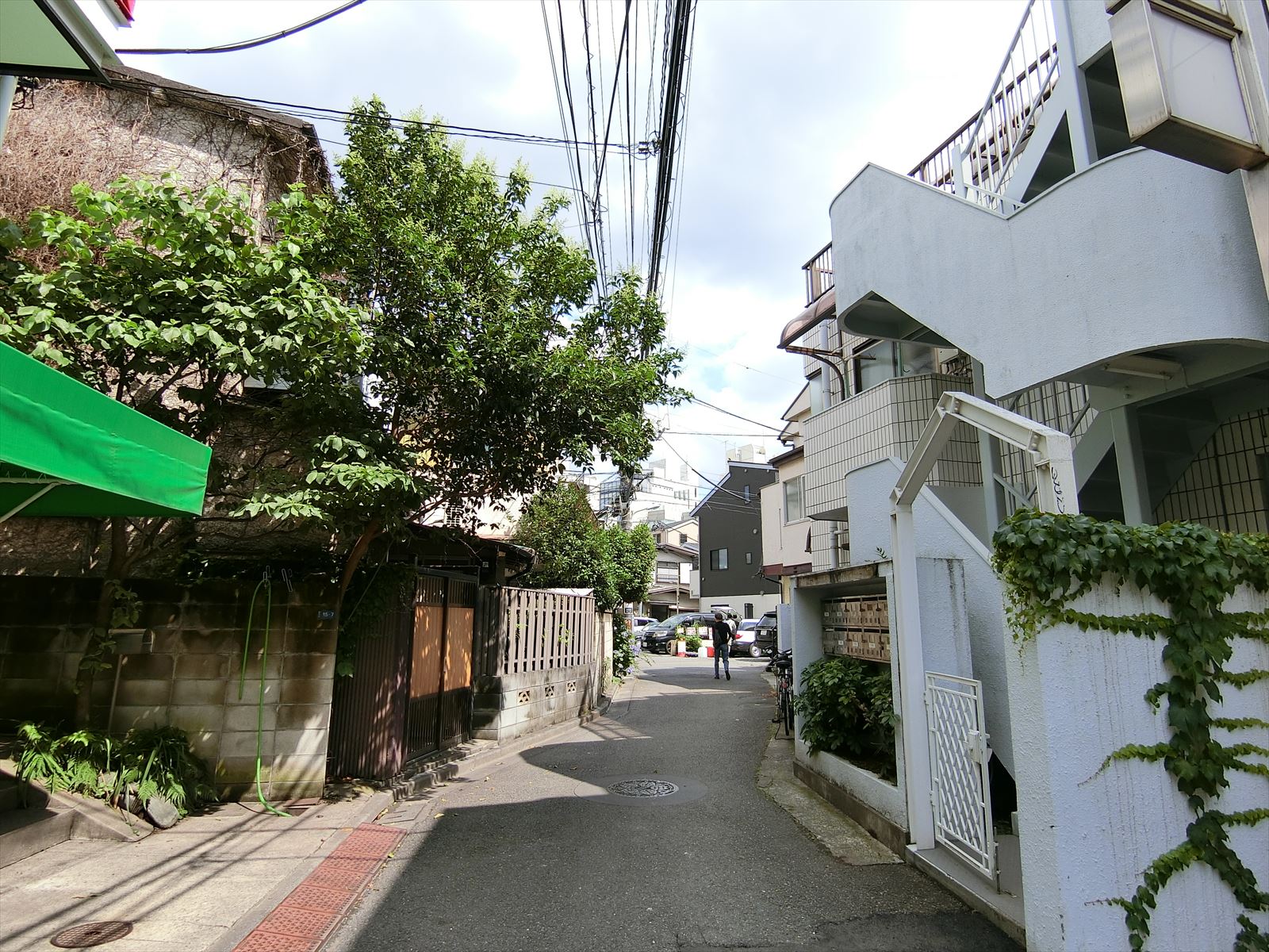 周辺は住宅街