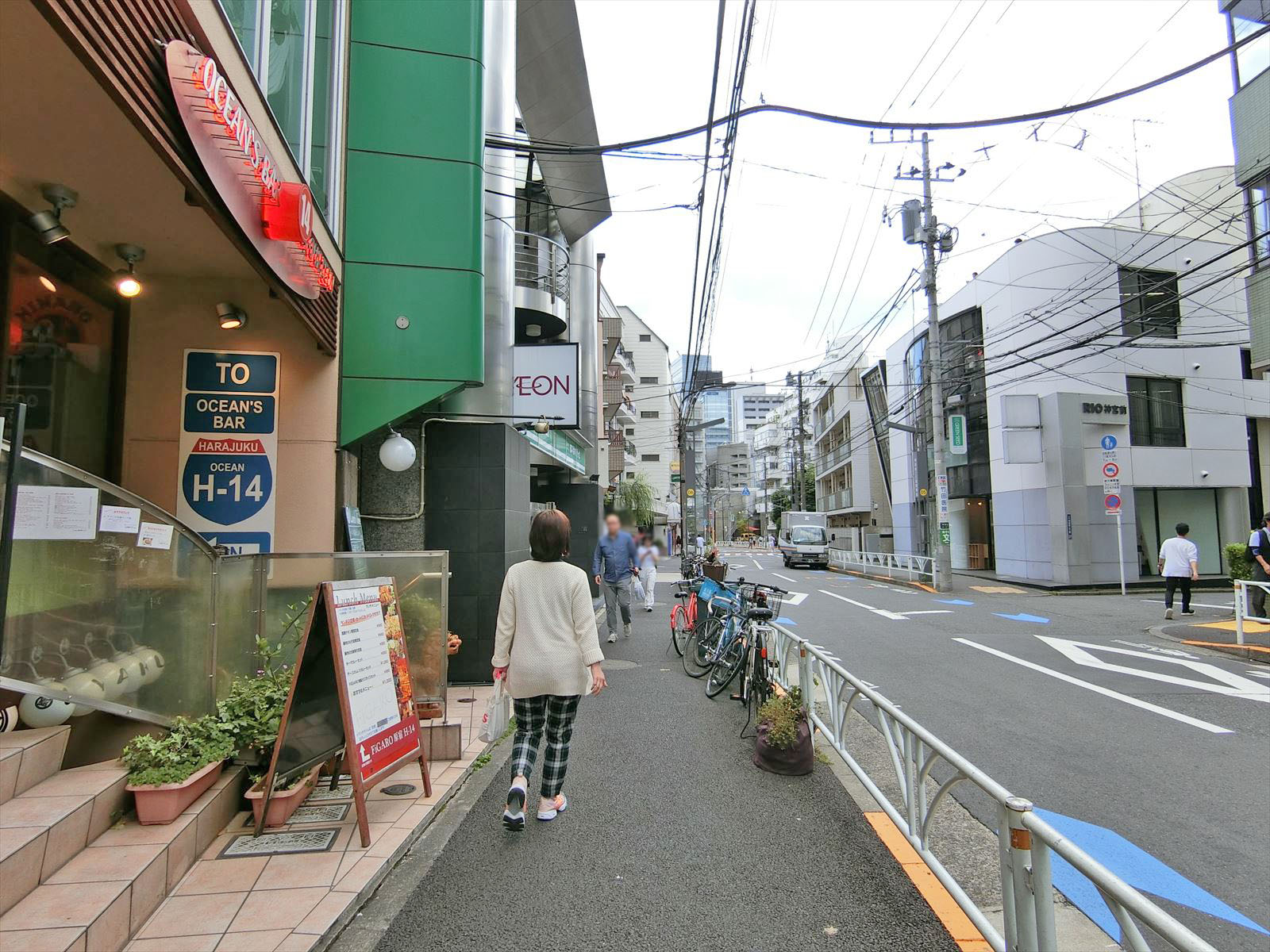CROSS神宮前前面の通り