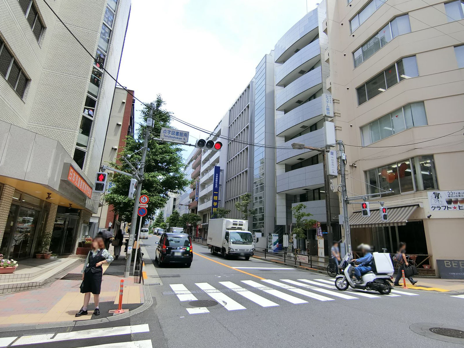 恒栄ビル前面の通り