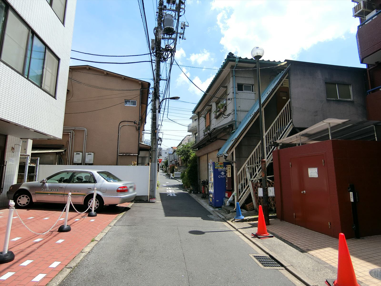 第12信興ビル前面の通り