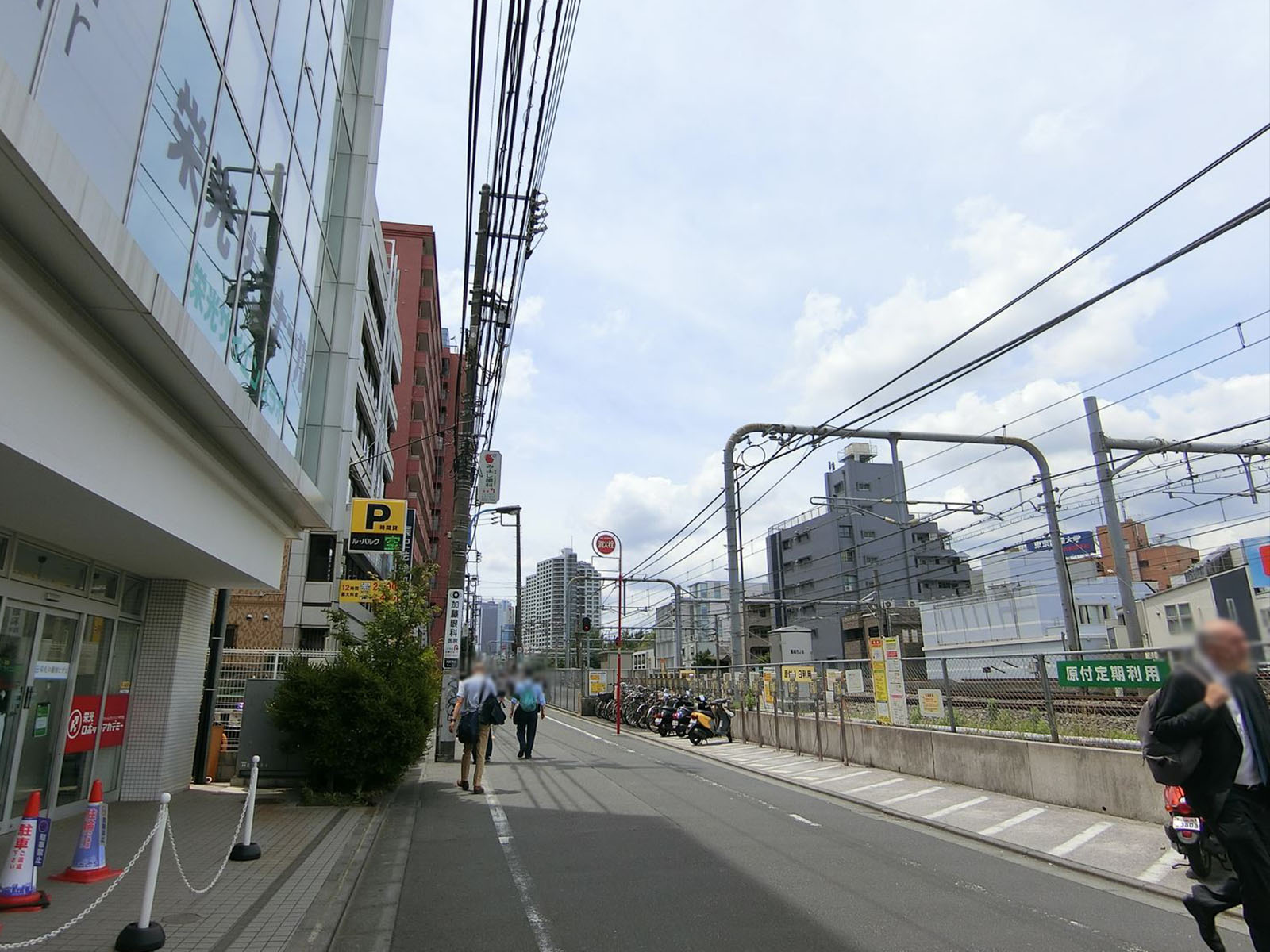オフィス高田馬場前面の通り
