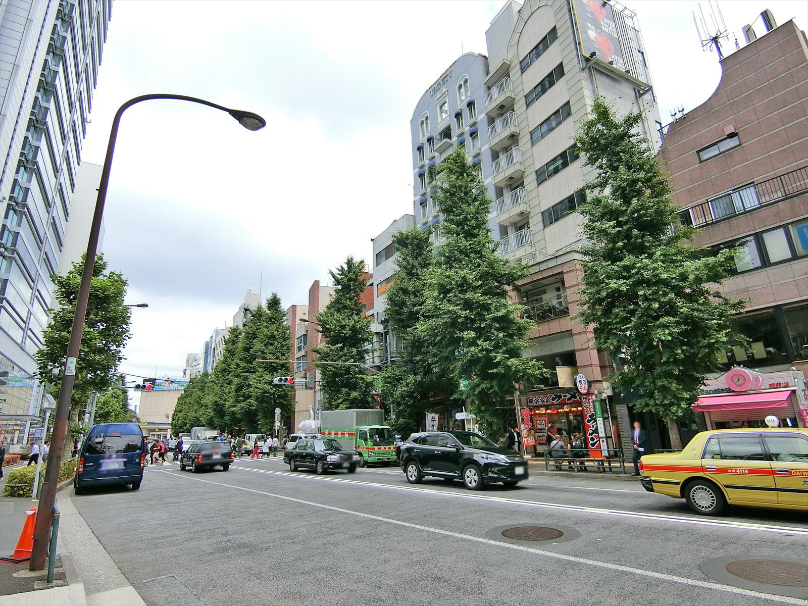 JRE神宮前テラス前面の明治通り