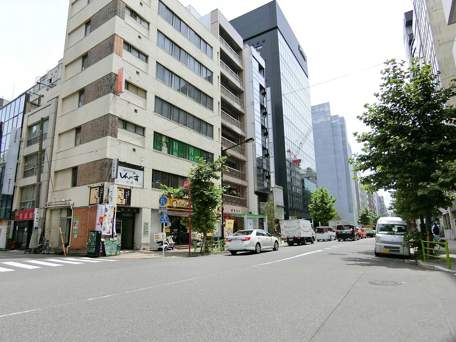 オフィスビル前面の平成通り