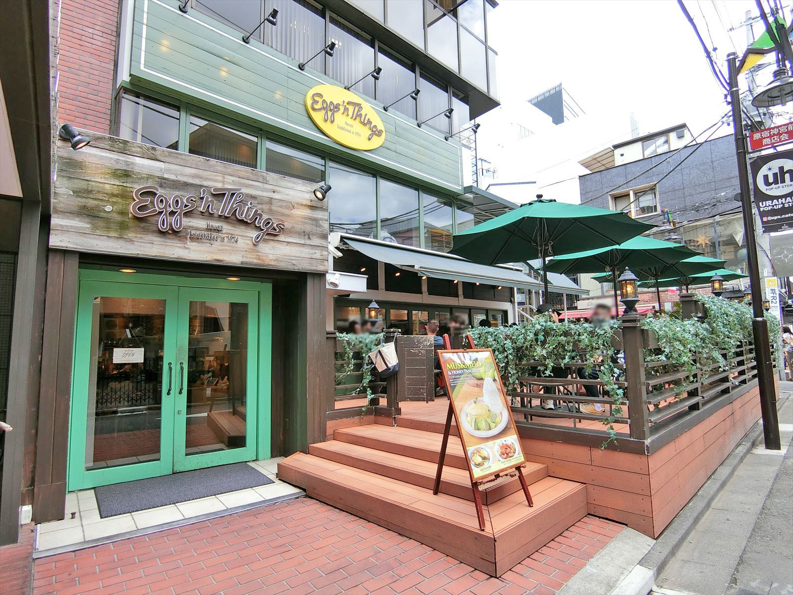 並びのEggs'nThings原宿店