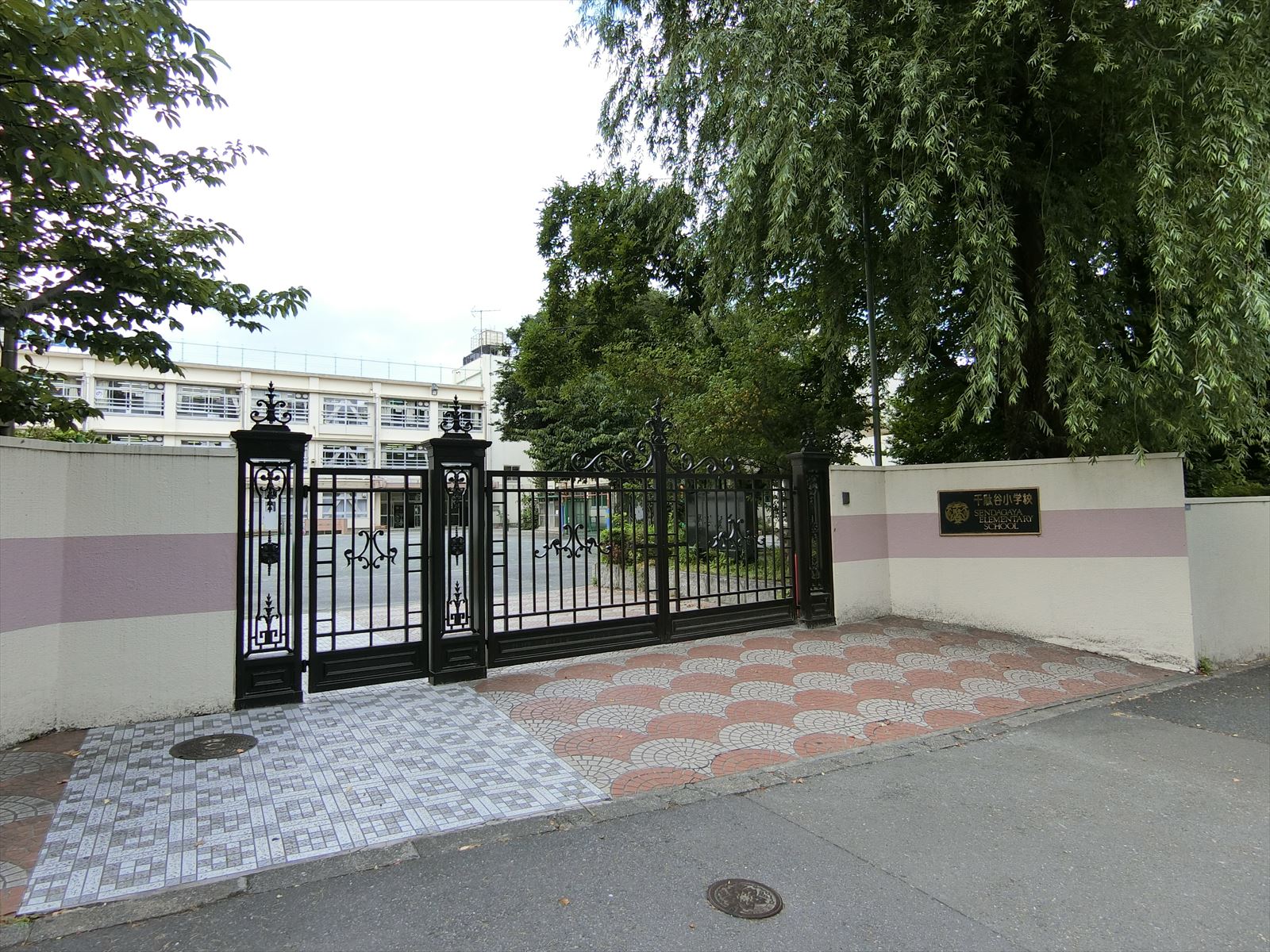 向かいの千駄ヶ谷小学校