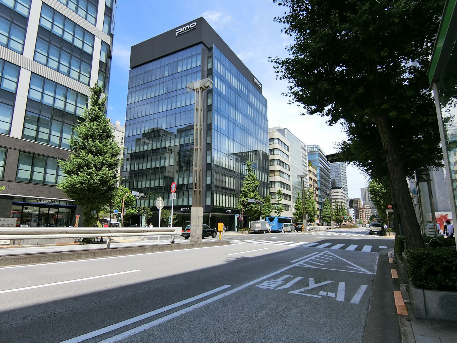 オフィスビル前面の八重洲通り
