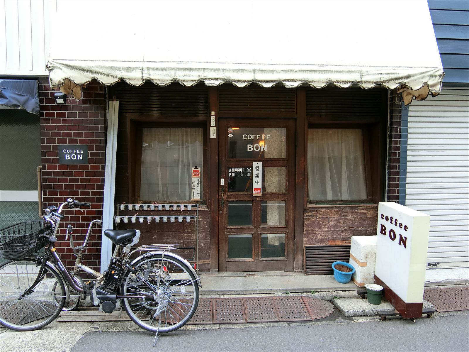 徒歩2分の喫茶店