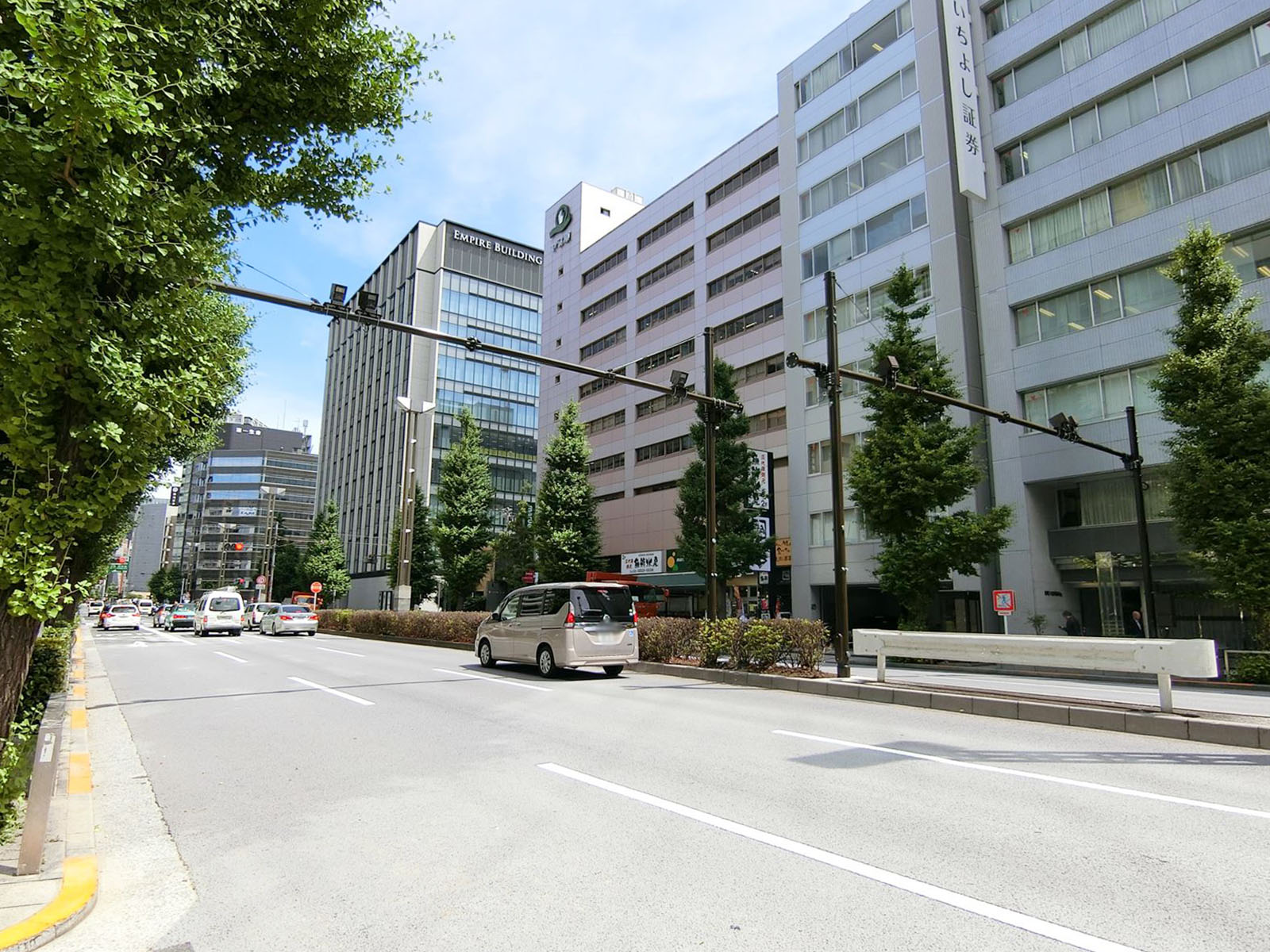 オフィスビル前面の八重洲通り