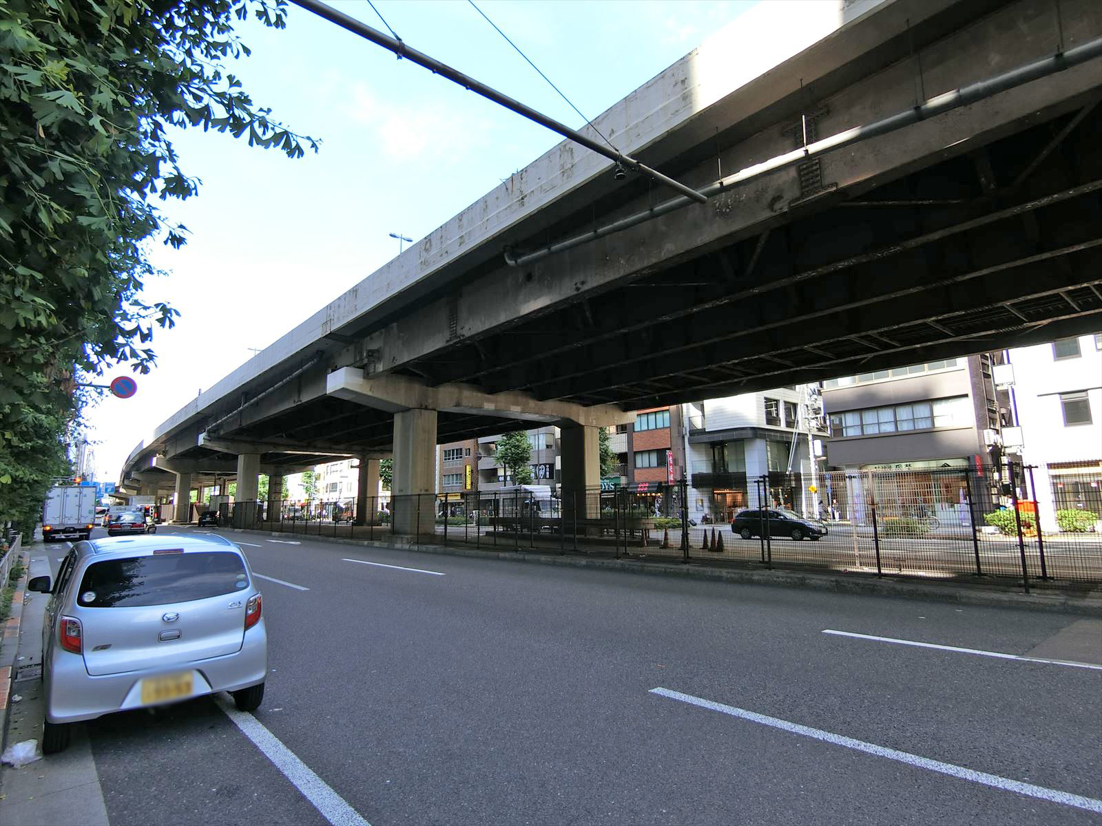 昭和通り沿いに立地