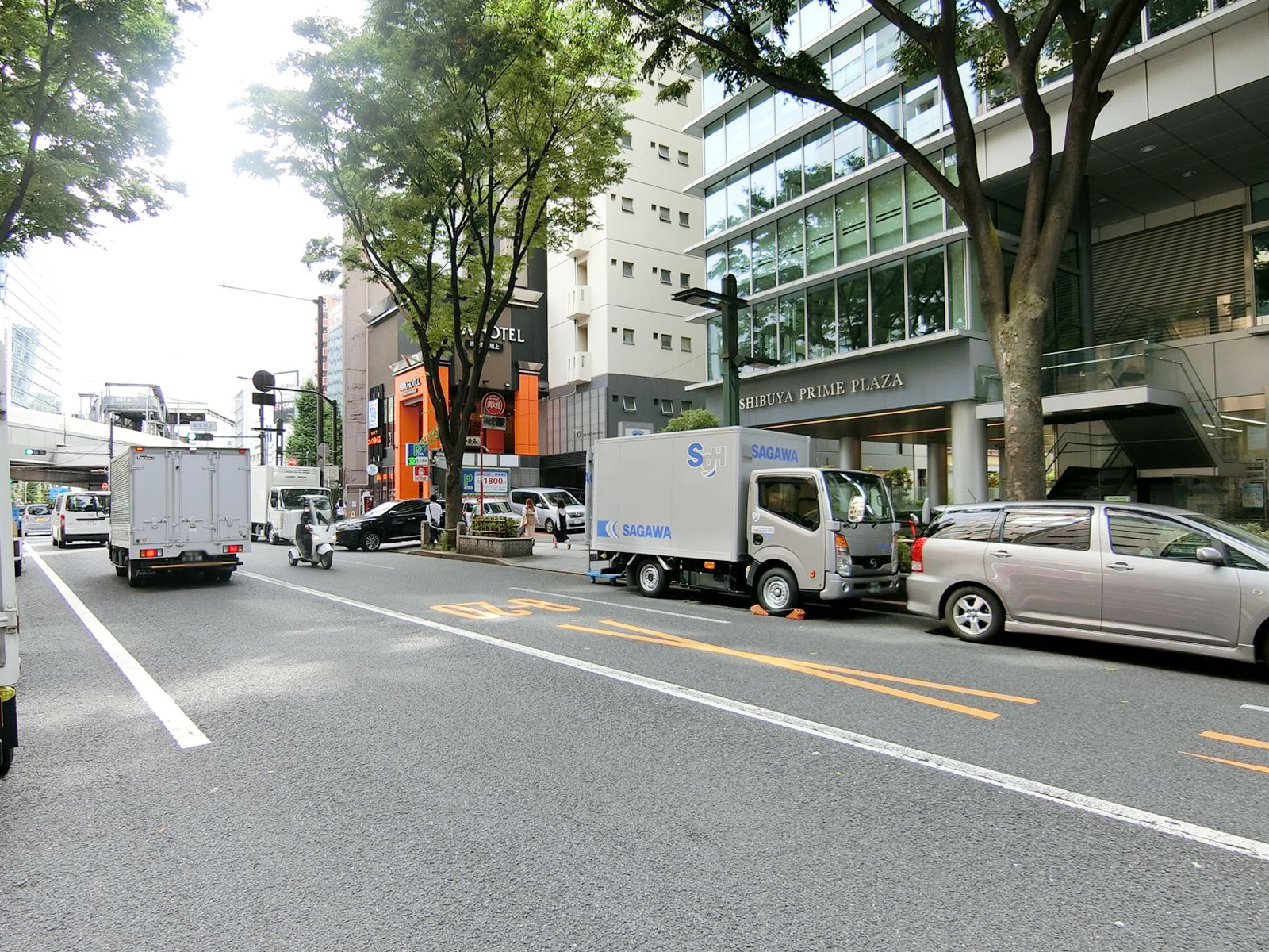 オフィスビル前面の道玄坂
