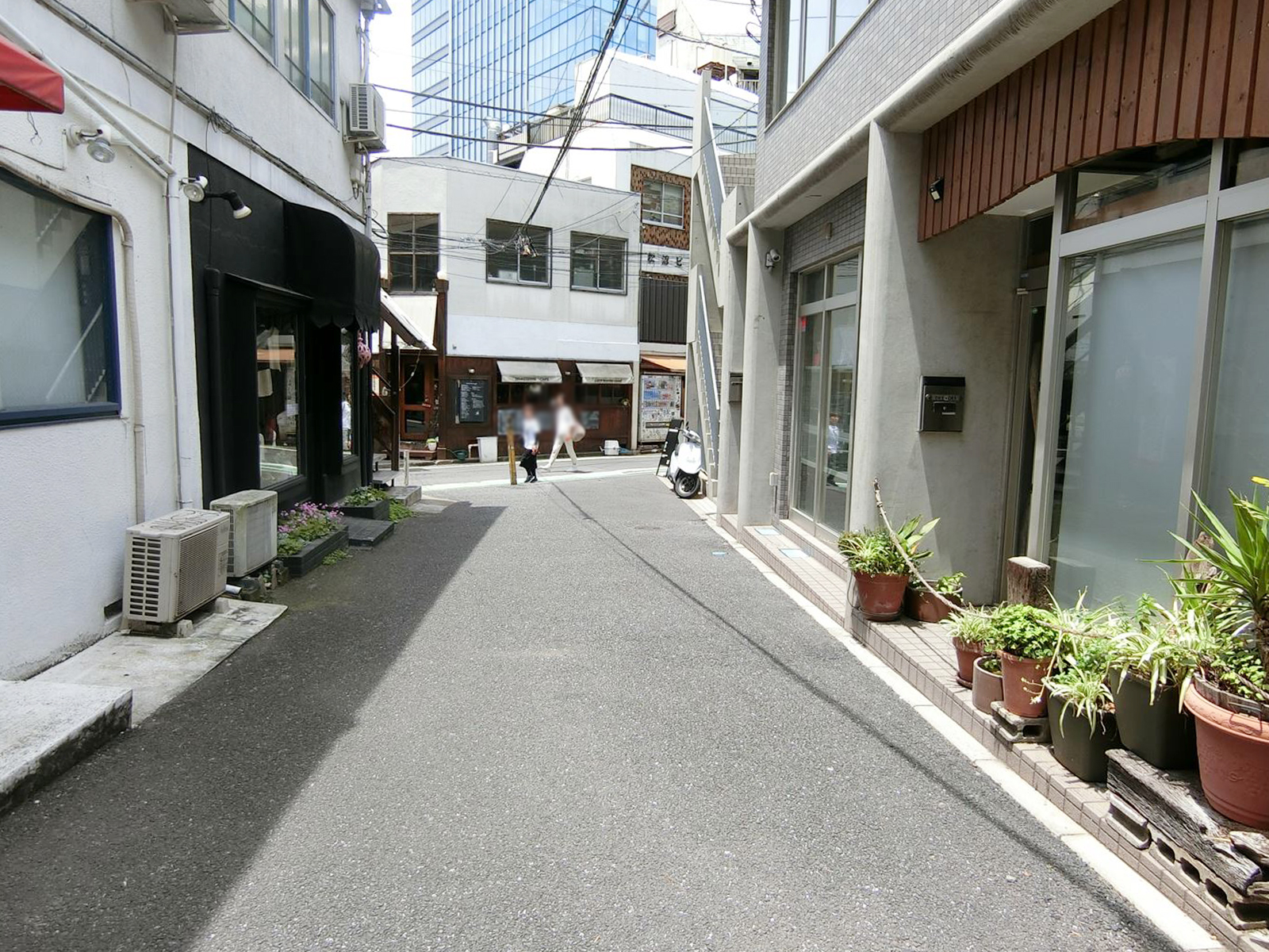 オフィスビル前面の通り