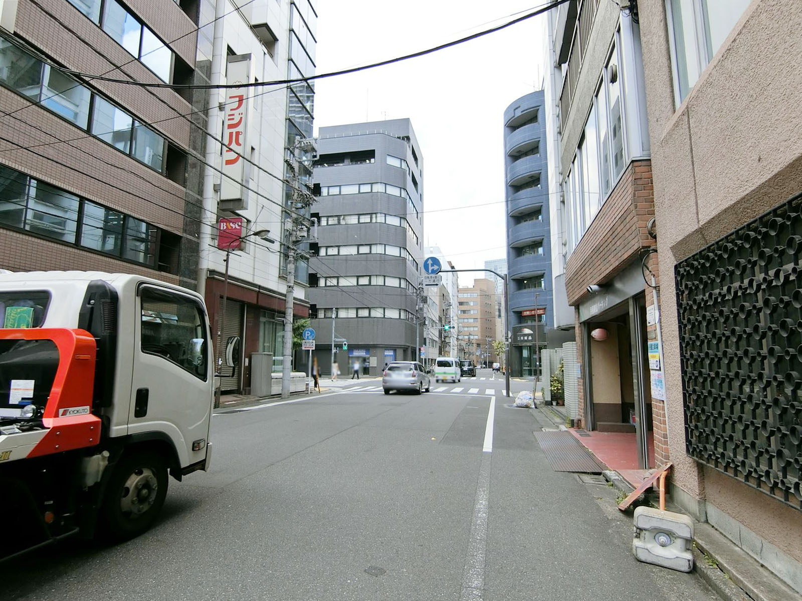 東松ビル前面の通り