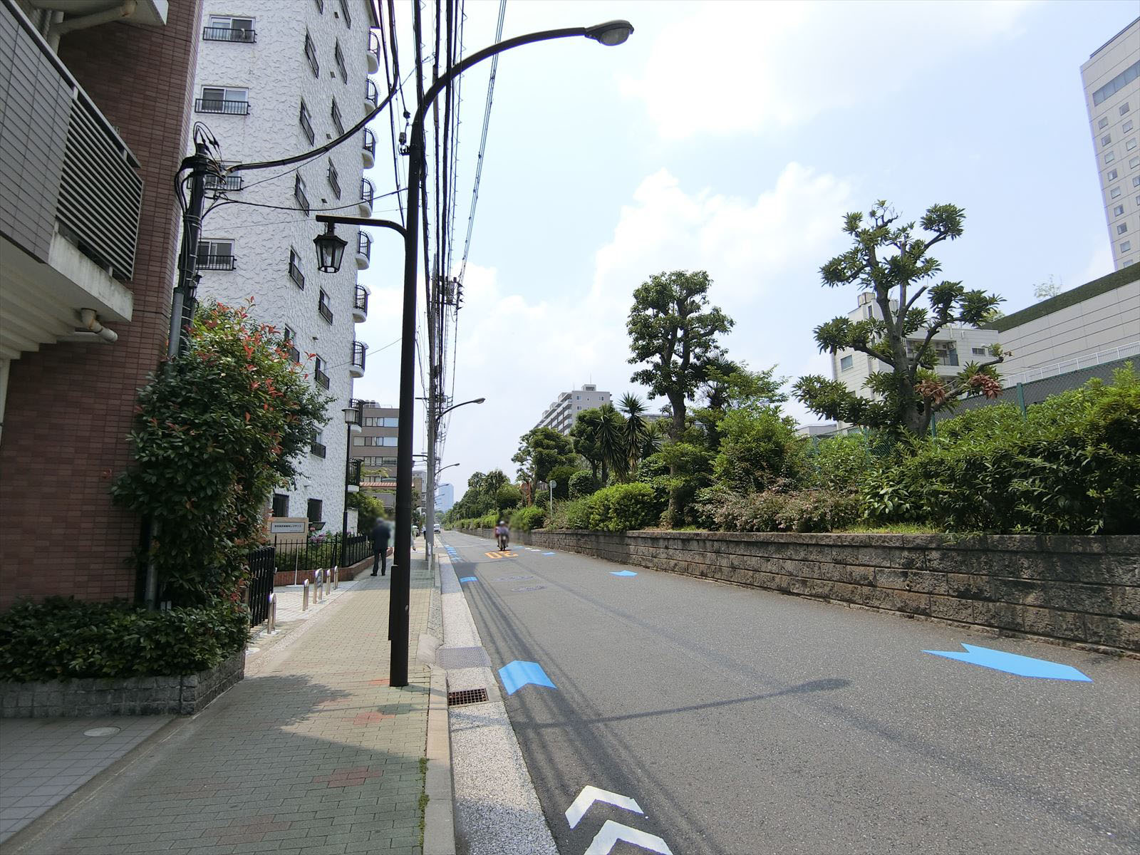 サン・クレシェンテ前面の通り