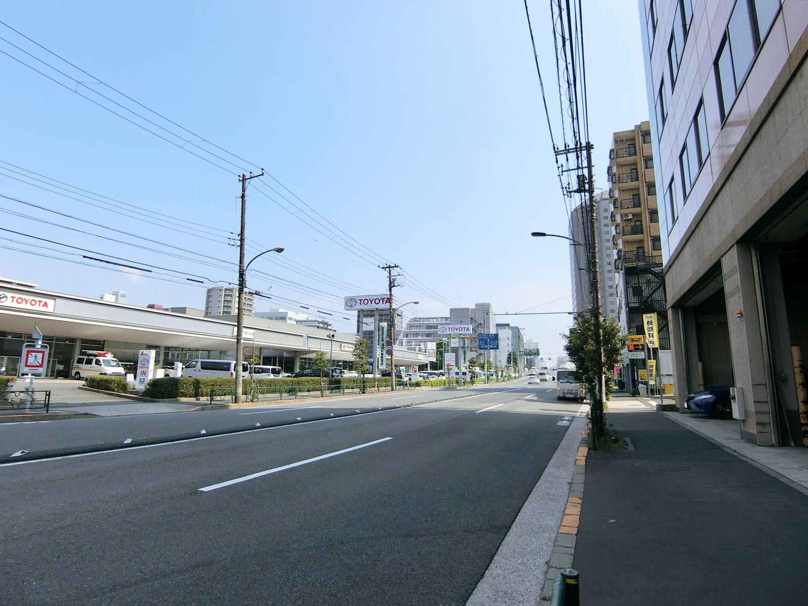 昭和イマスビル前面の四ツ目通り