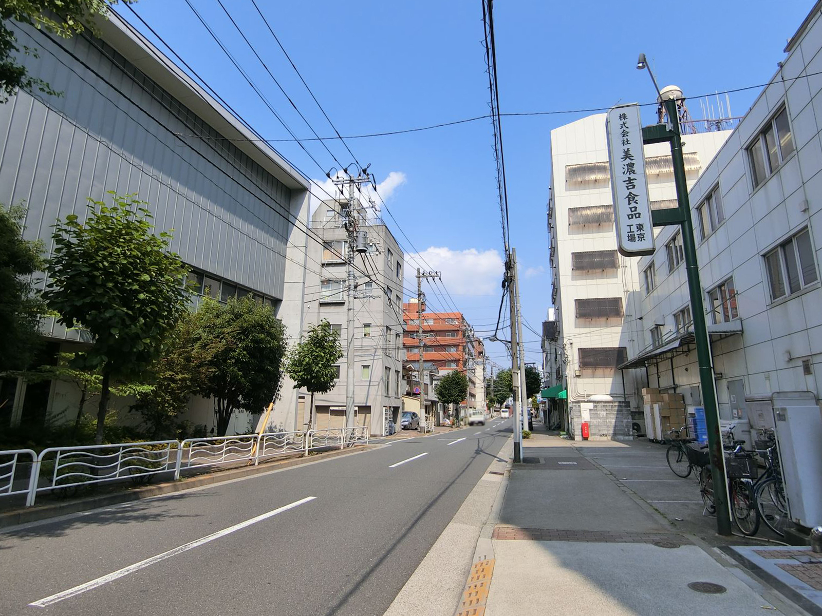 グレイスビル前面の通り