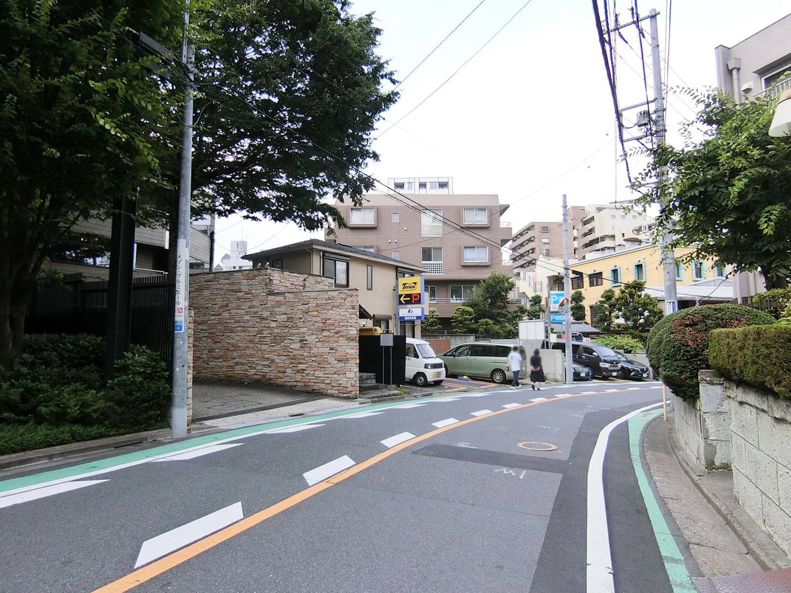 コープ恵比寿前面の通り