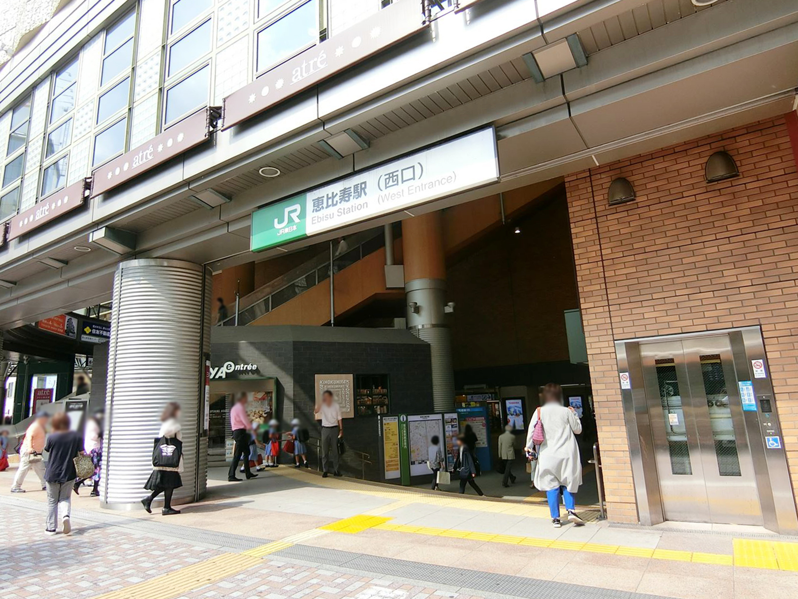 最寄りの「恵比寿駅」