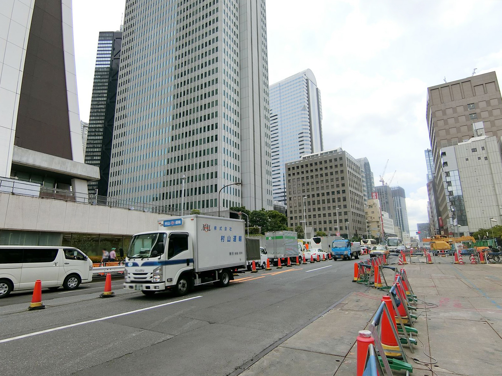小島ビル前面の青海街道