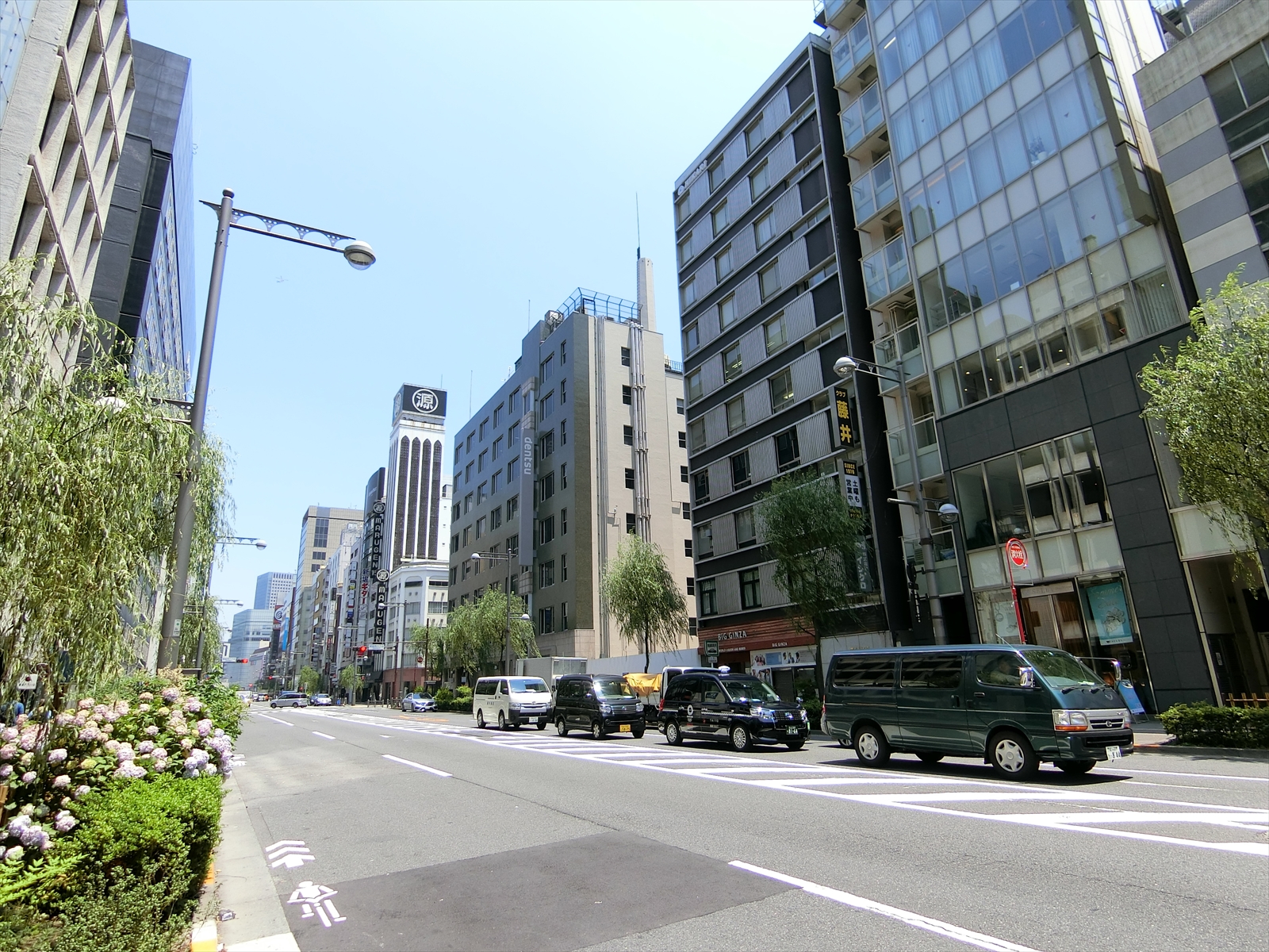 オフィスビル前面の外堀通り