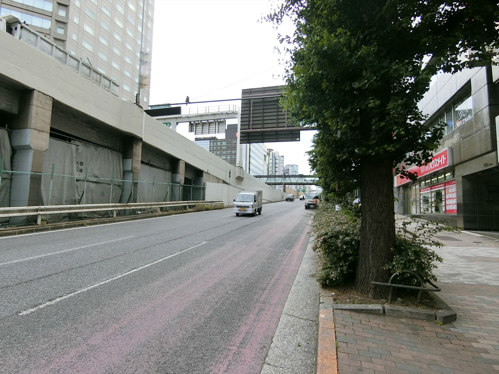SNT渋谷ビル前面の玉川通り