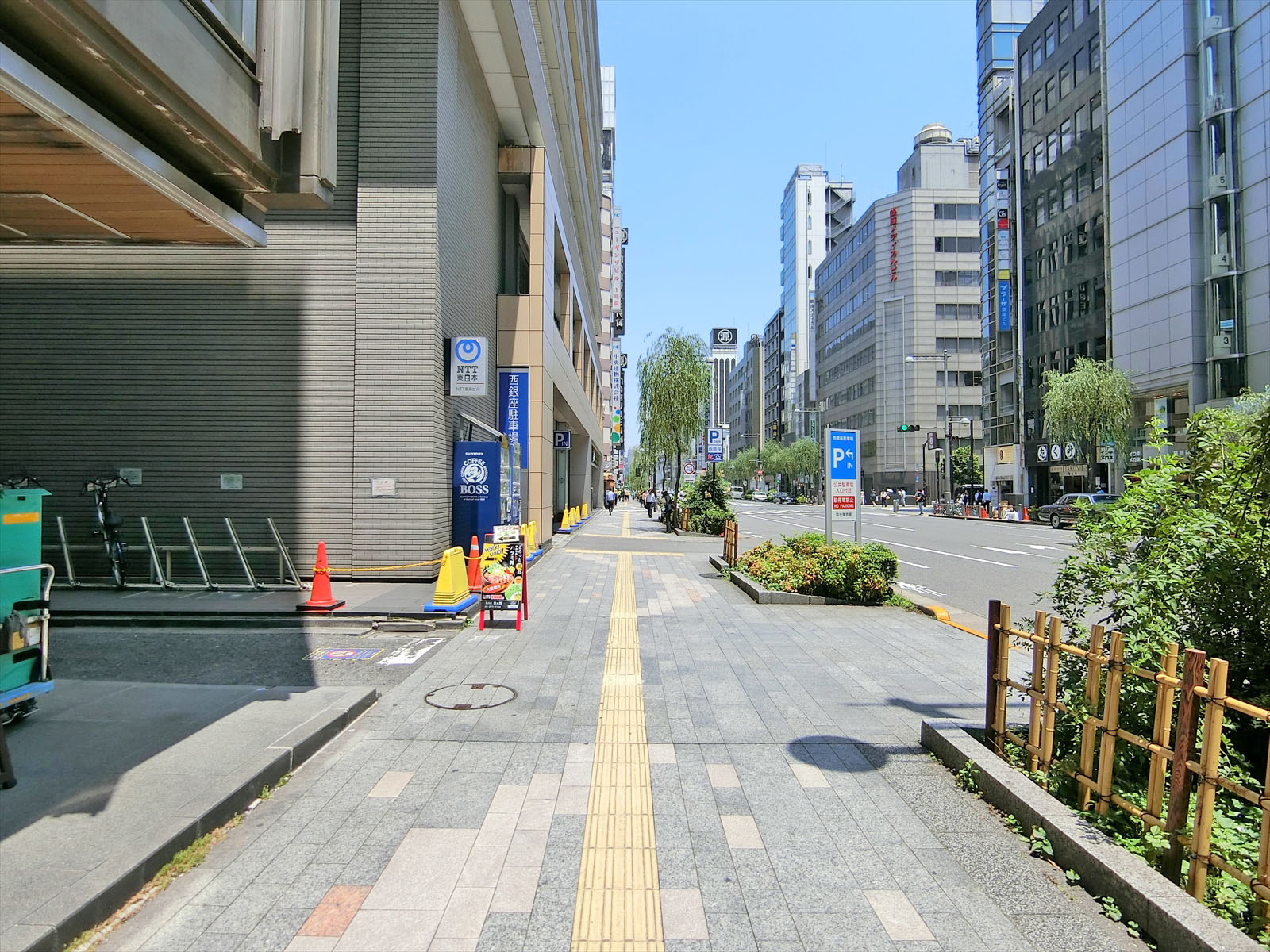 京都新聞銀座ビル前面の外堀通り