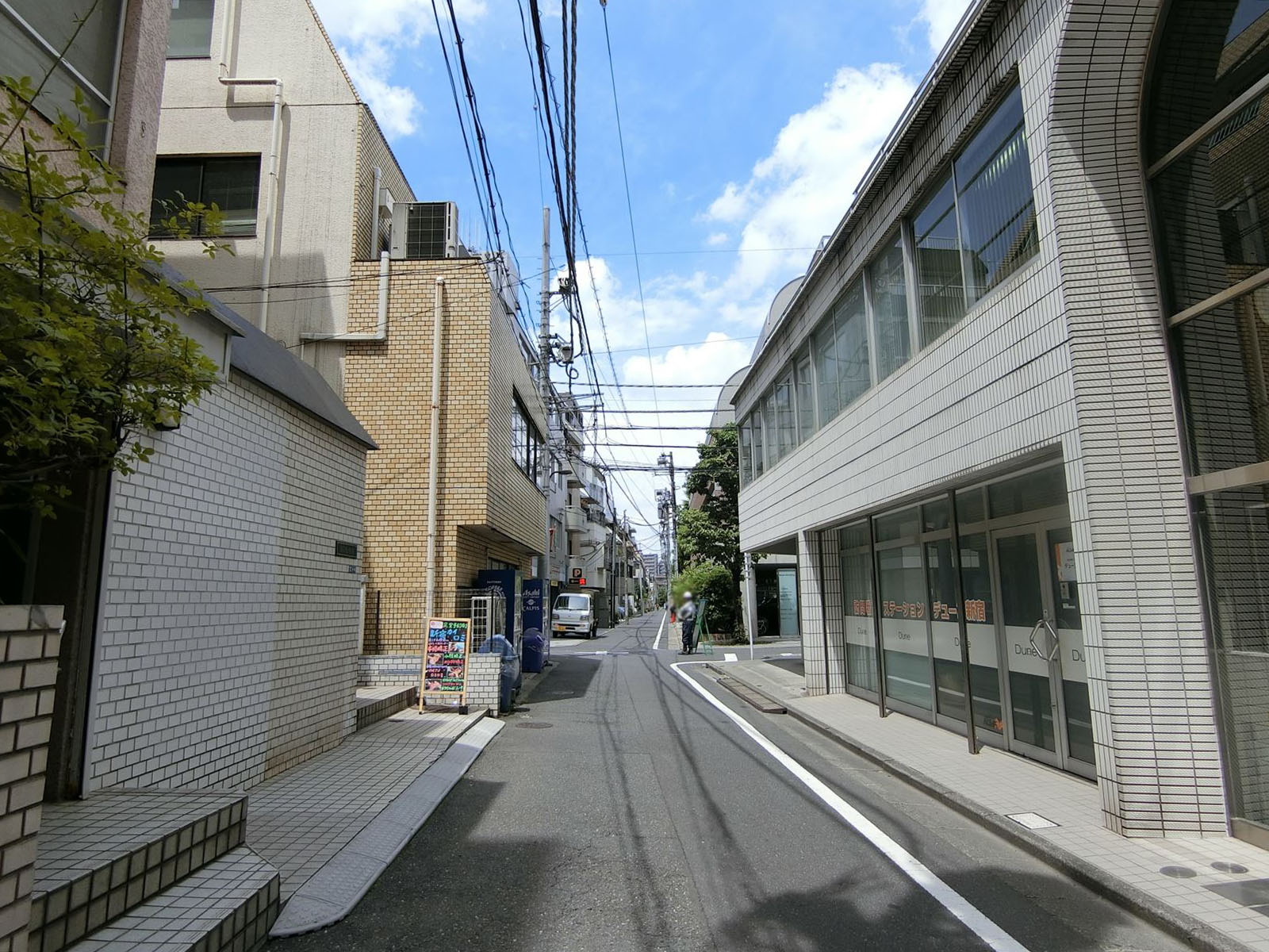 シンコービル前面の通り