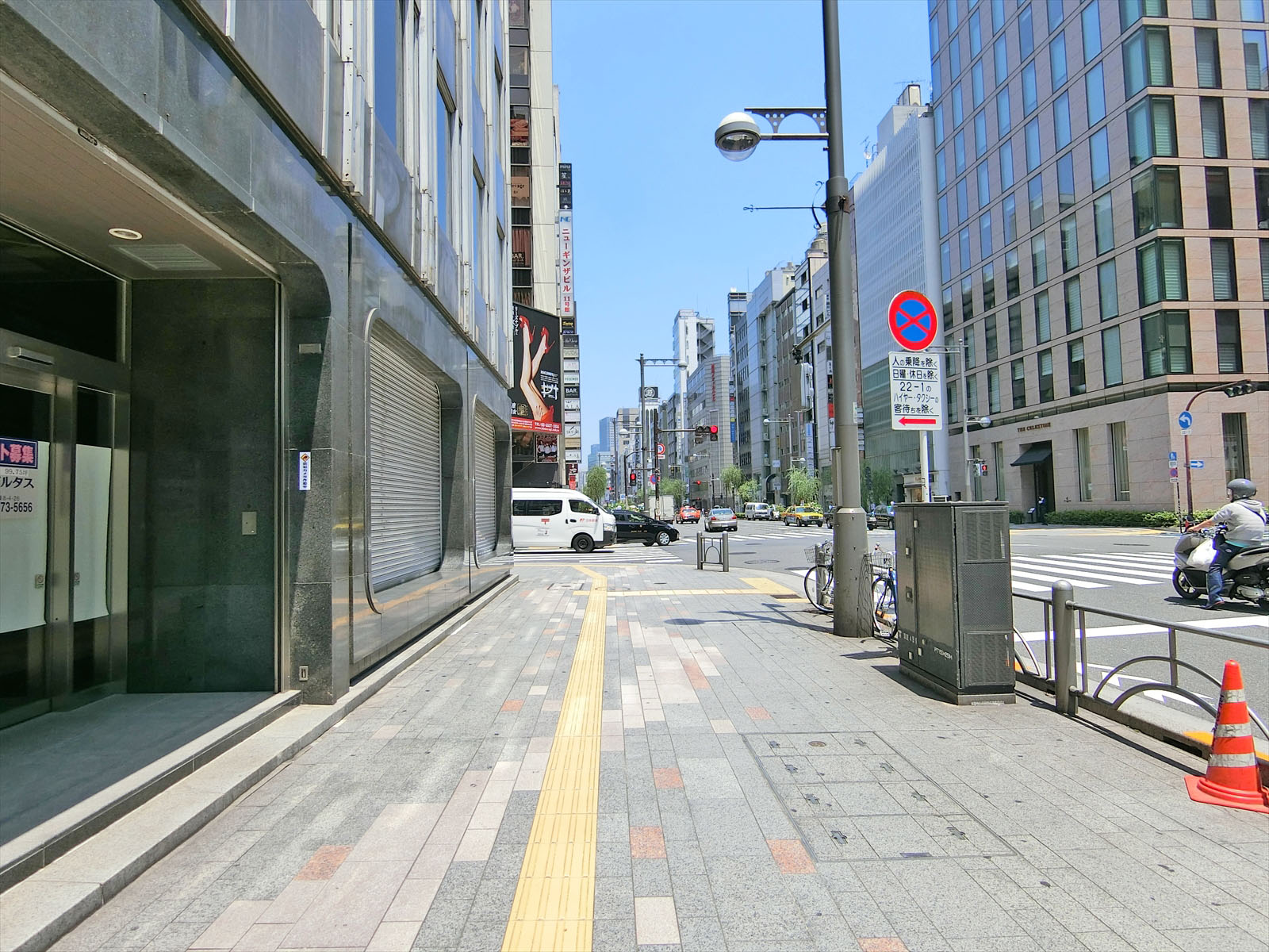 オフィスビル前面の外堀通り