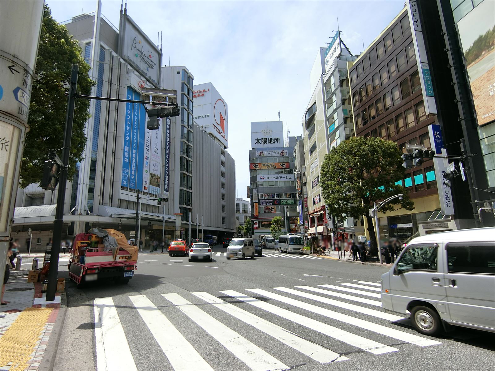 周辺は飲食店の多いエリア